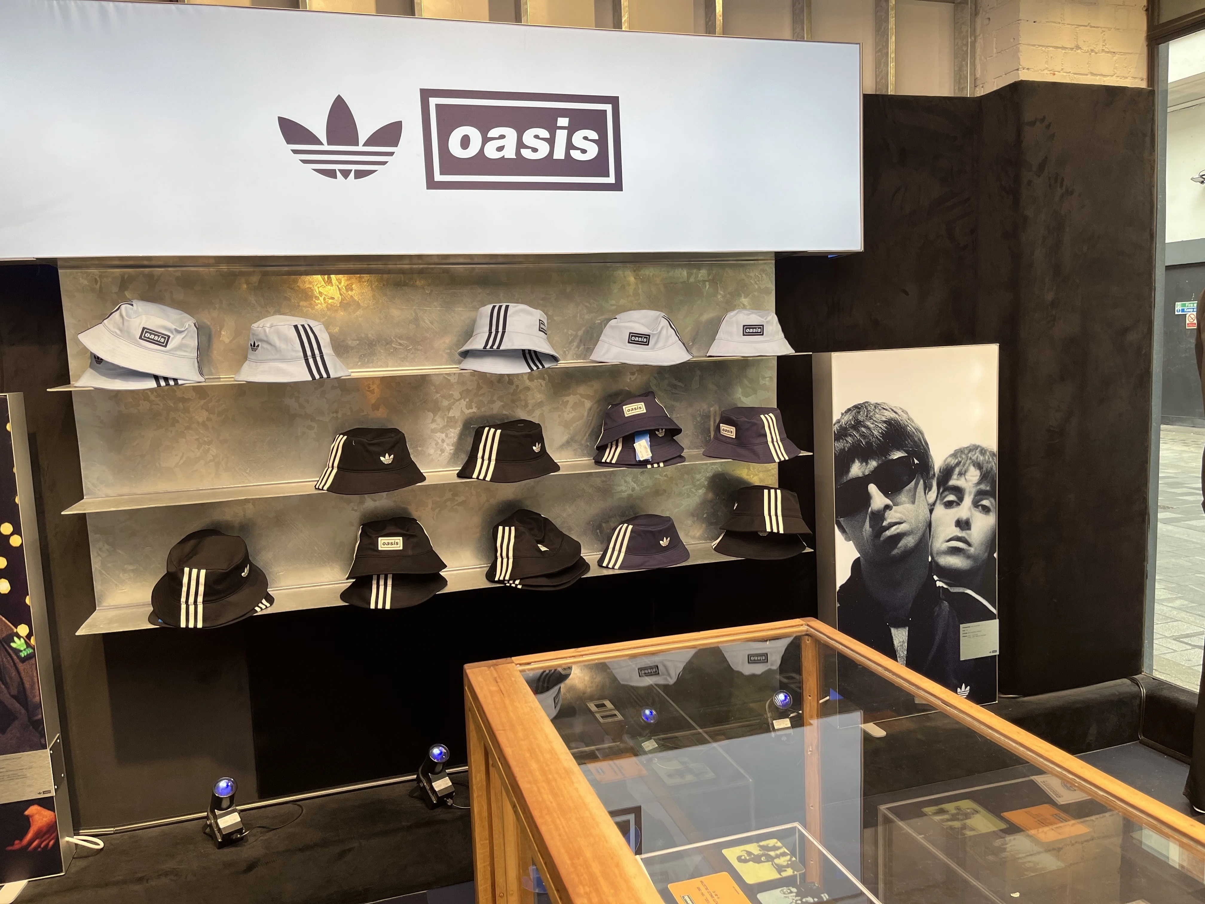 オアシスライブ25、イギリス グッズ販売は沢山ありすぎ、、、｜ささのり