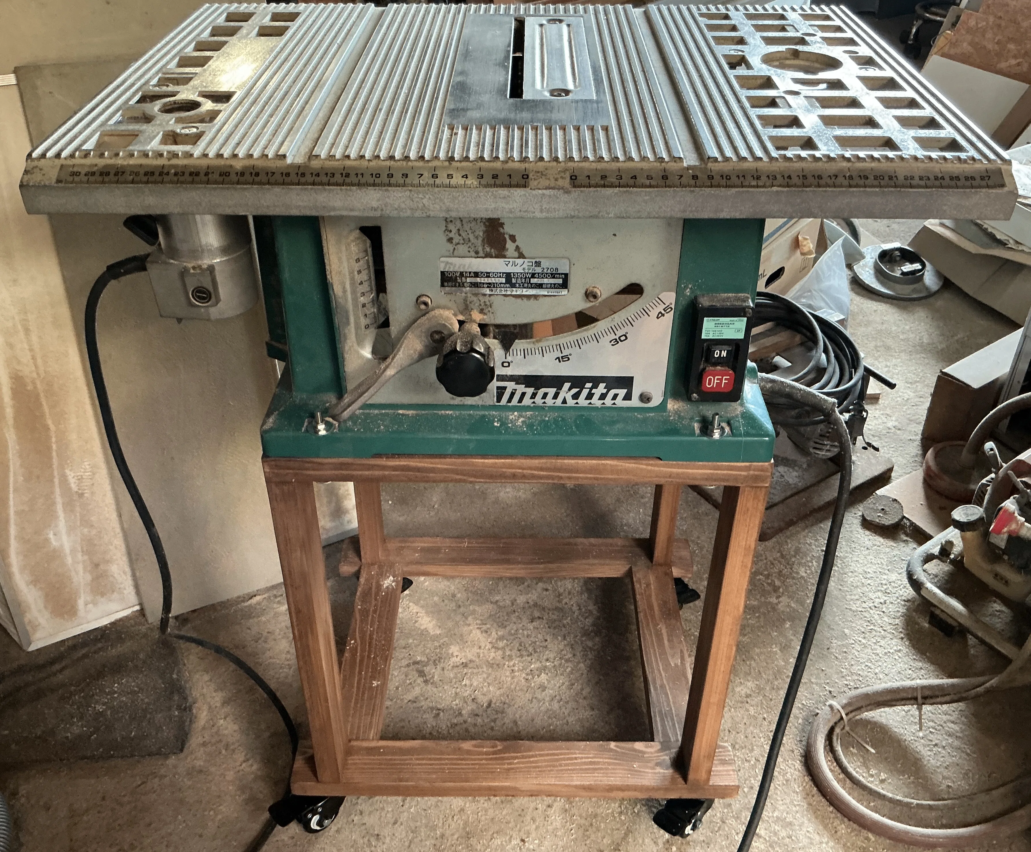 端材で簡単に安く、マルノコ盤のスタンドを作って安全に効率よくDIY 