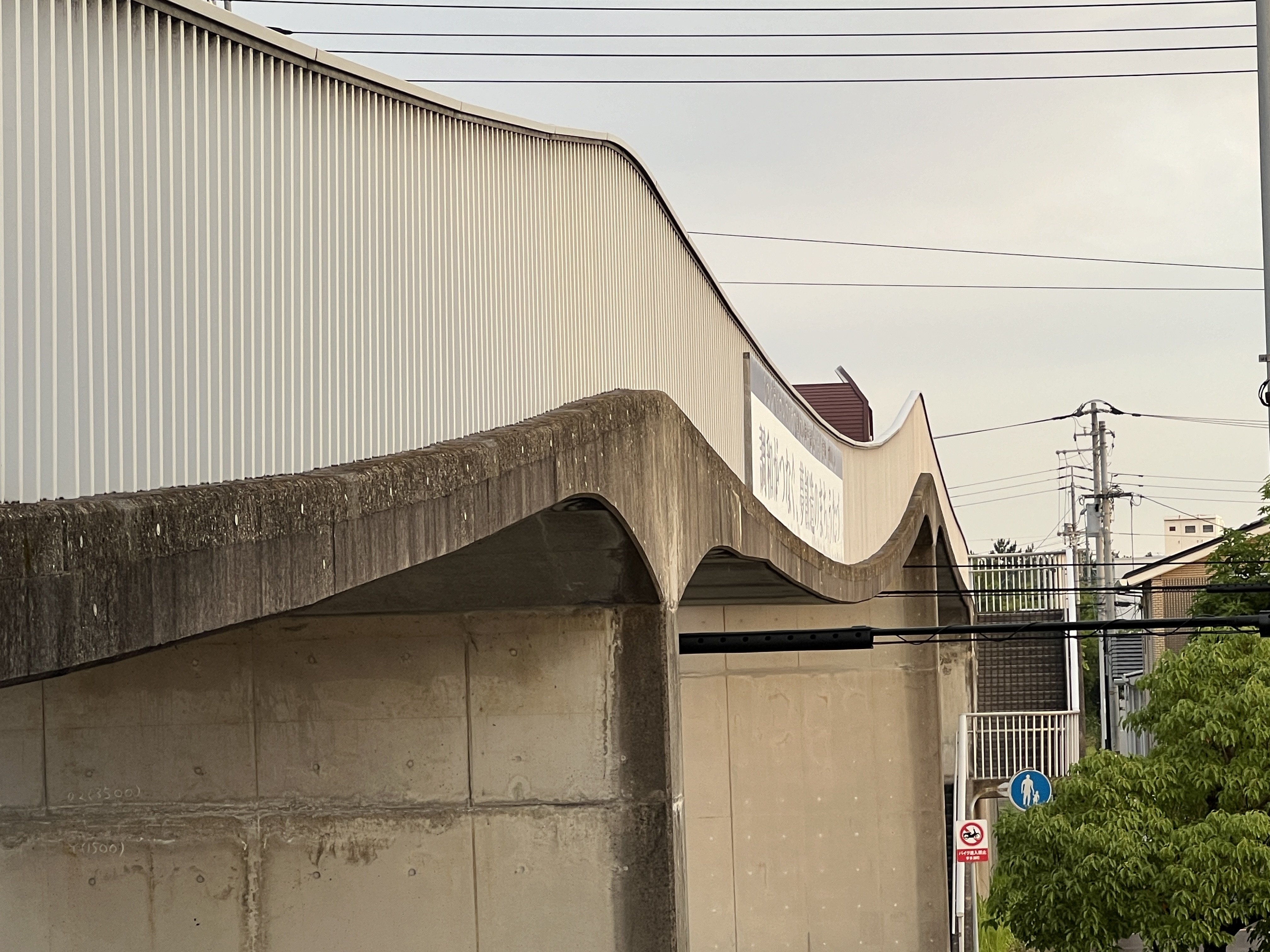 宇多津横断歩道橋～唯一の三径間PC床版橋～｜りん