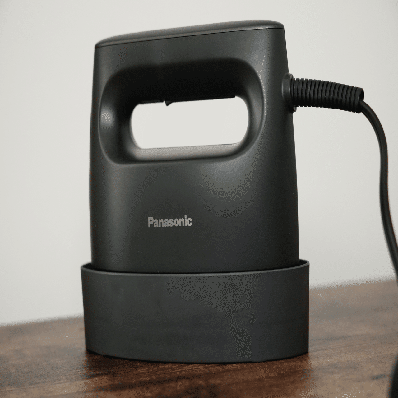 ハンガーにかけたままシワが取れる暮らし - パナソニック衣類