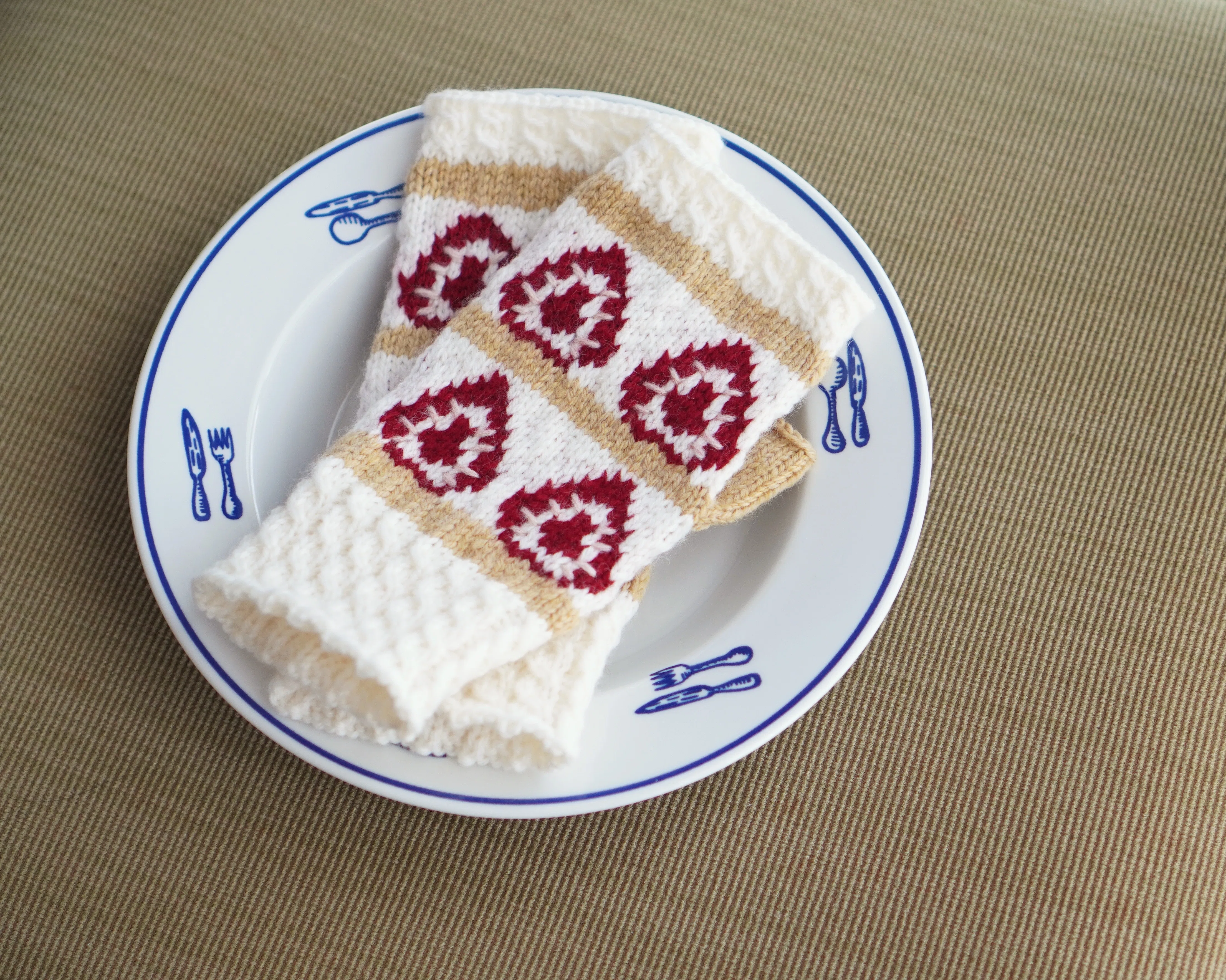 アメリー毛糸で編む「苺たっぷりハンドウォーマー」のレシピ🍓編み図