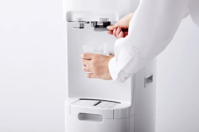 スリムなウォーターサーバー】 幅23.5cm！狭いキッチンでも置ける