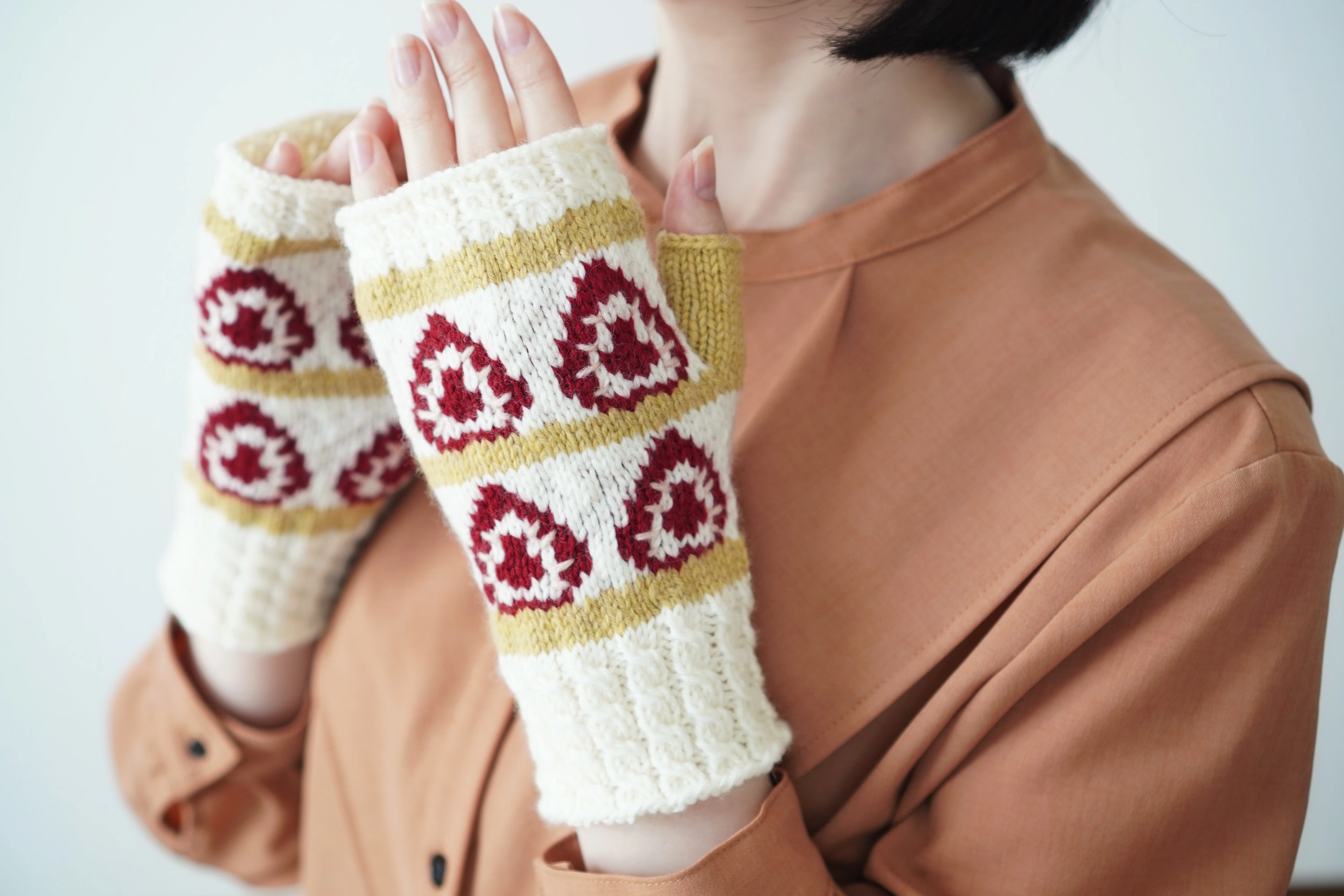 専用]いちごびーる様No.12 ハンドメイドハンドウォーマー Crochet