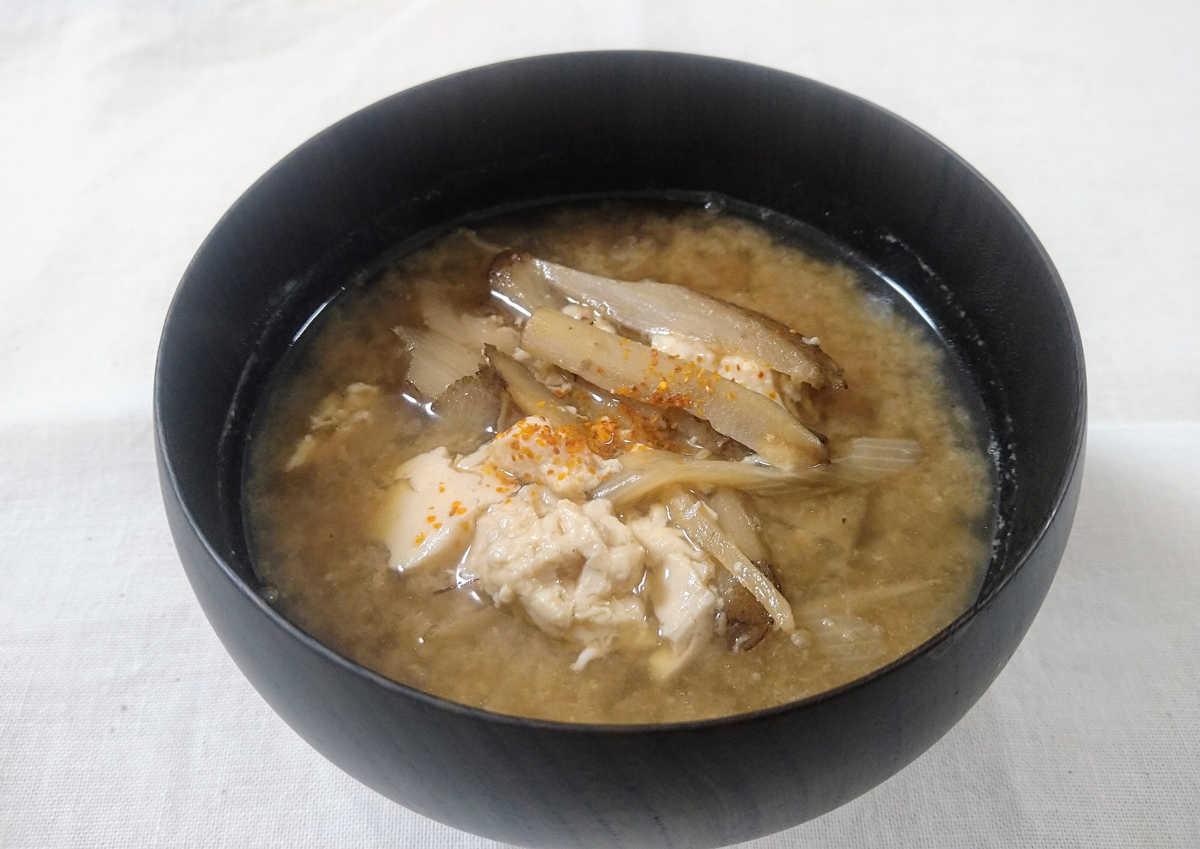 豚汁風！ダイコンとタマネギ＆糸コンニャクの炒め味噌汁」｜水と