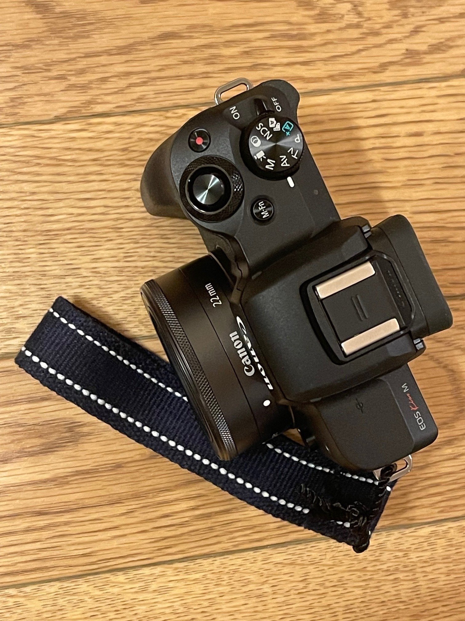 Canon EOS Kiss M ダブルズーム 22mm単焦点 CANON EOS Kiss M ダブルズームキット 価格比較 - 価格.com