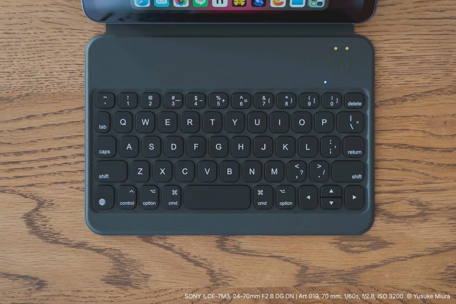 Apple純正じゃないのに、この完成度。iPad mini用キーボードケースの