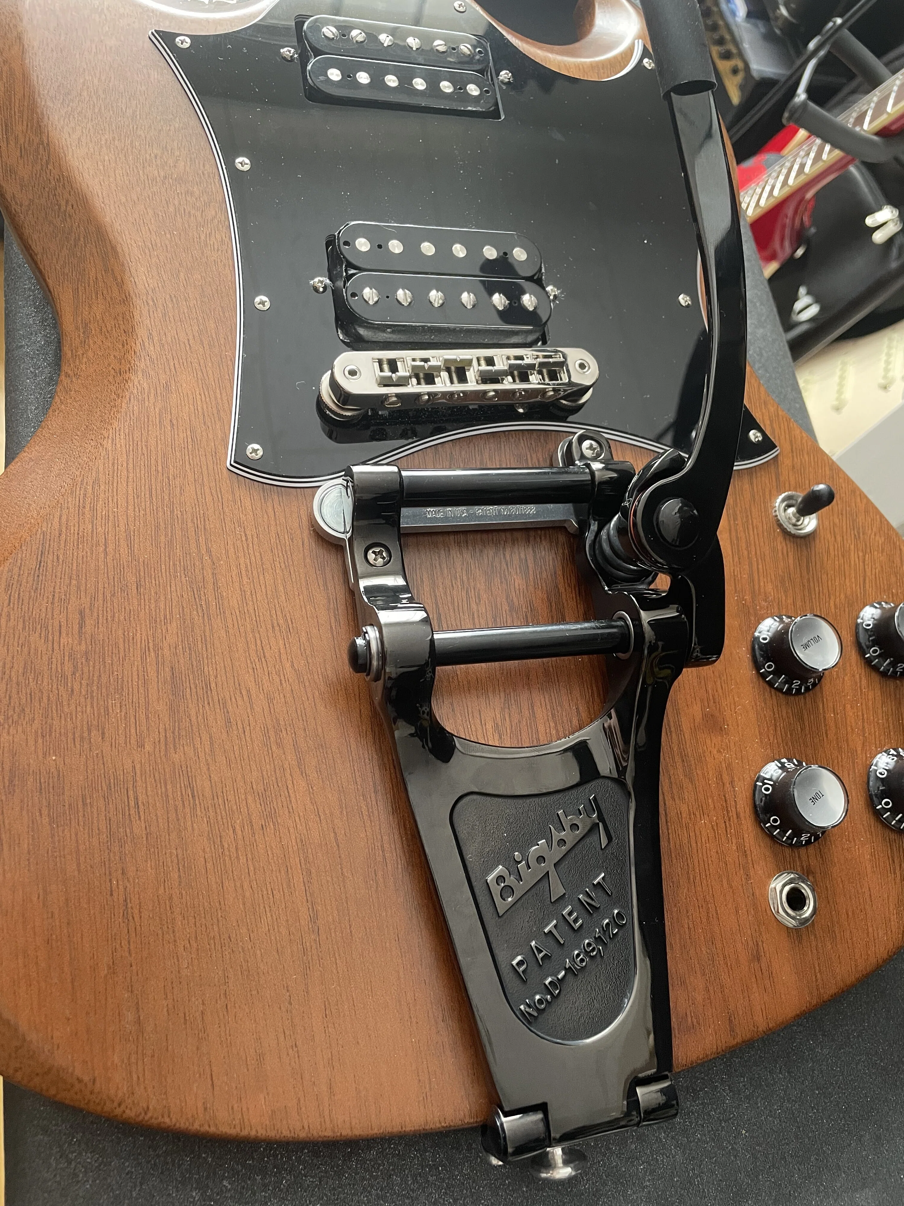 3 量産型をワンオフ機に（Gibson SG）｜Reon Fujii