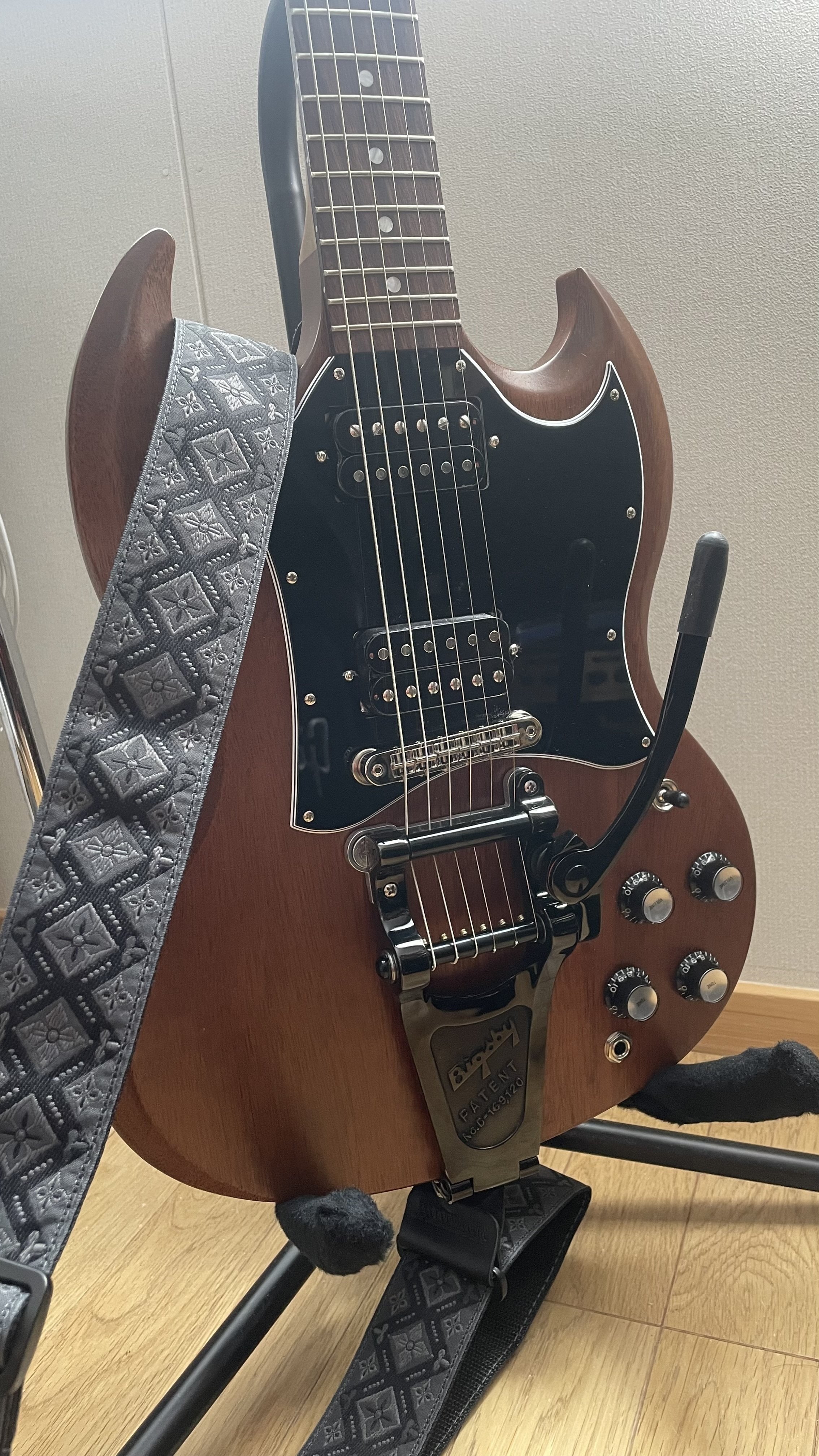 3 量産型をワンオフ機に（Gibson SG）｜Reon Fujii