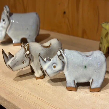 陶器でできた、タタラ作りの「アフリカの動物たち」｜渡辺 成美