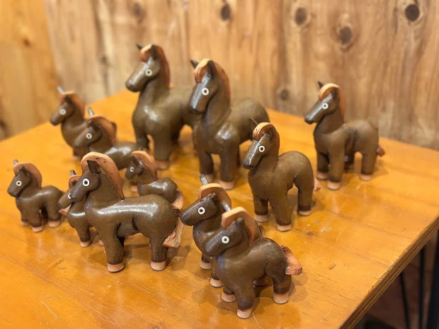 陶器でできた、タタラ作りの「アフリカの動物たち」｜渡辺 成美
