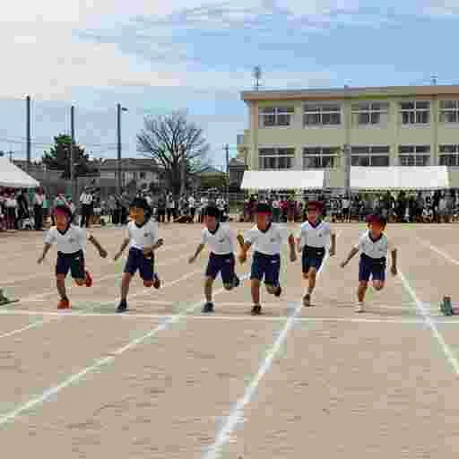 小学校 運動会 徒競走 写真素材/写真販売 AI画像 有料＜30枚：350円＞商用利用可｜写真素材：写真販売 有料（AI画像 ）商用利用可