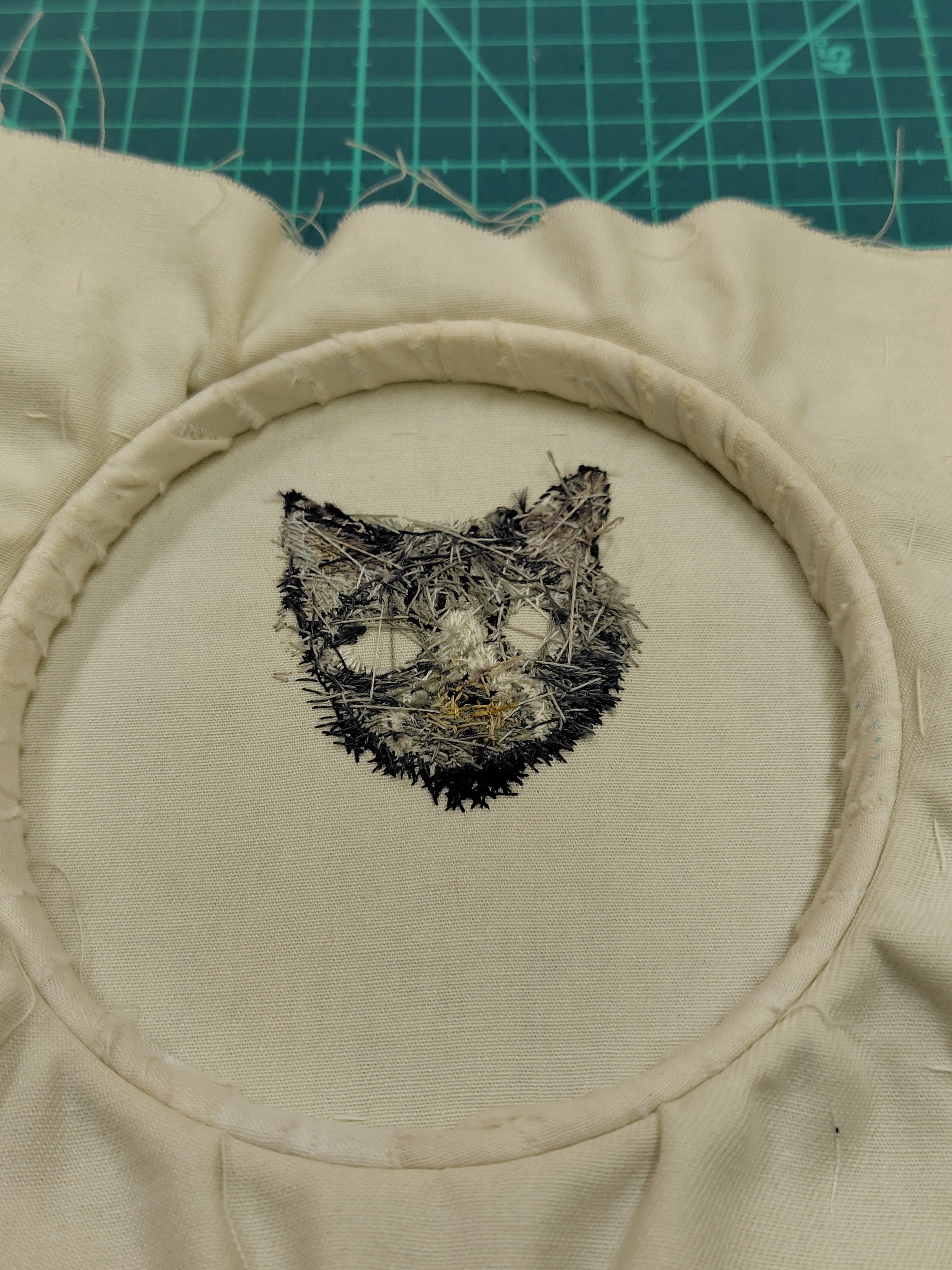 猫の刺繍BYKARTE バイカルテ ねこがみてるよブローチ ・ お花を咲かせネコ dotネコ