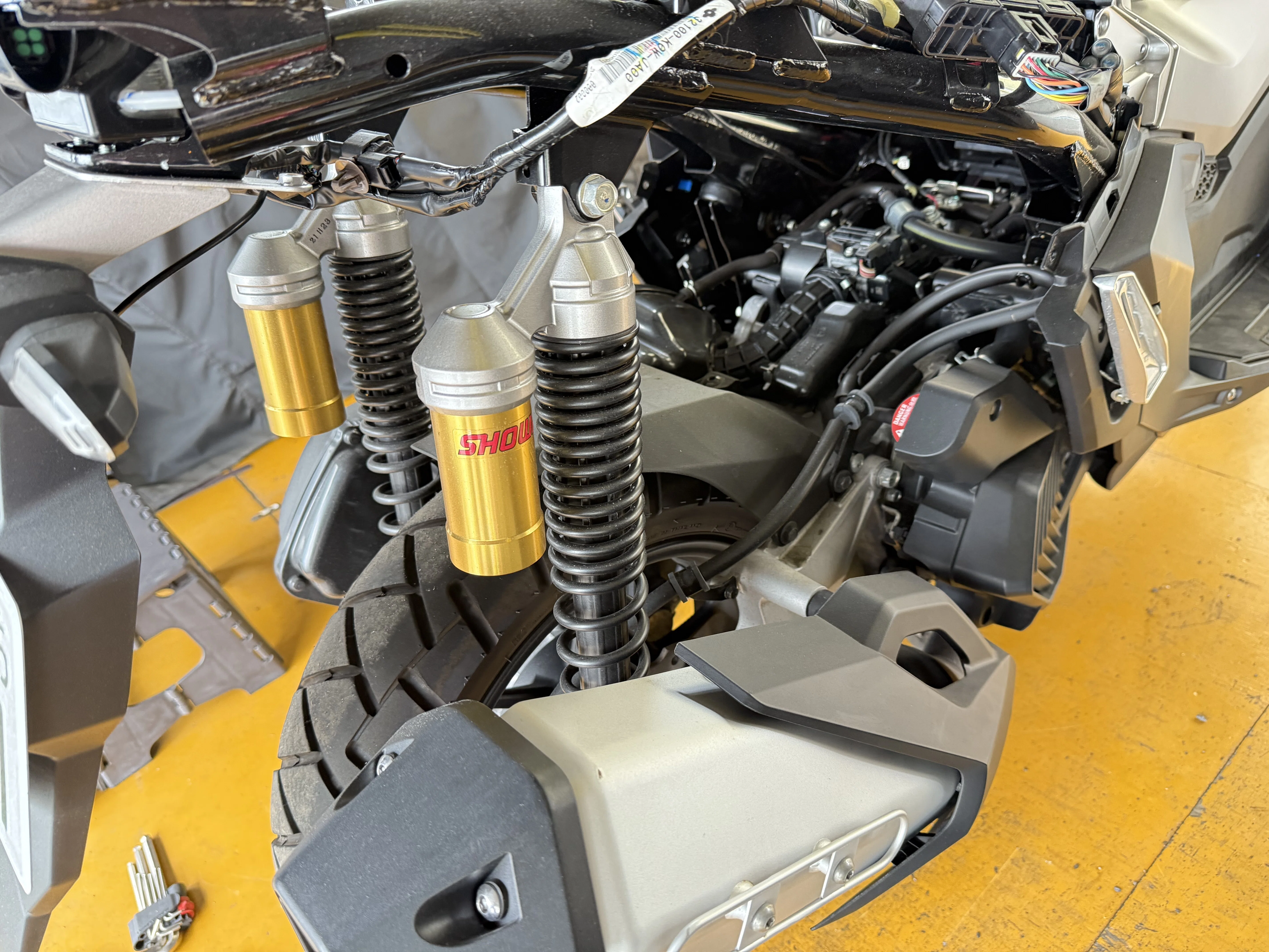ADV160 純正サスペンション　2024年外し ホンダADV160｜あちゃ