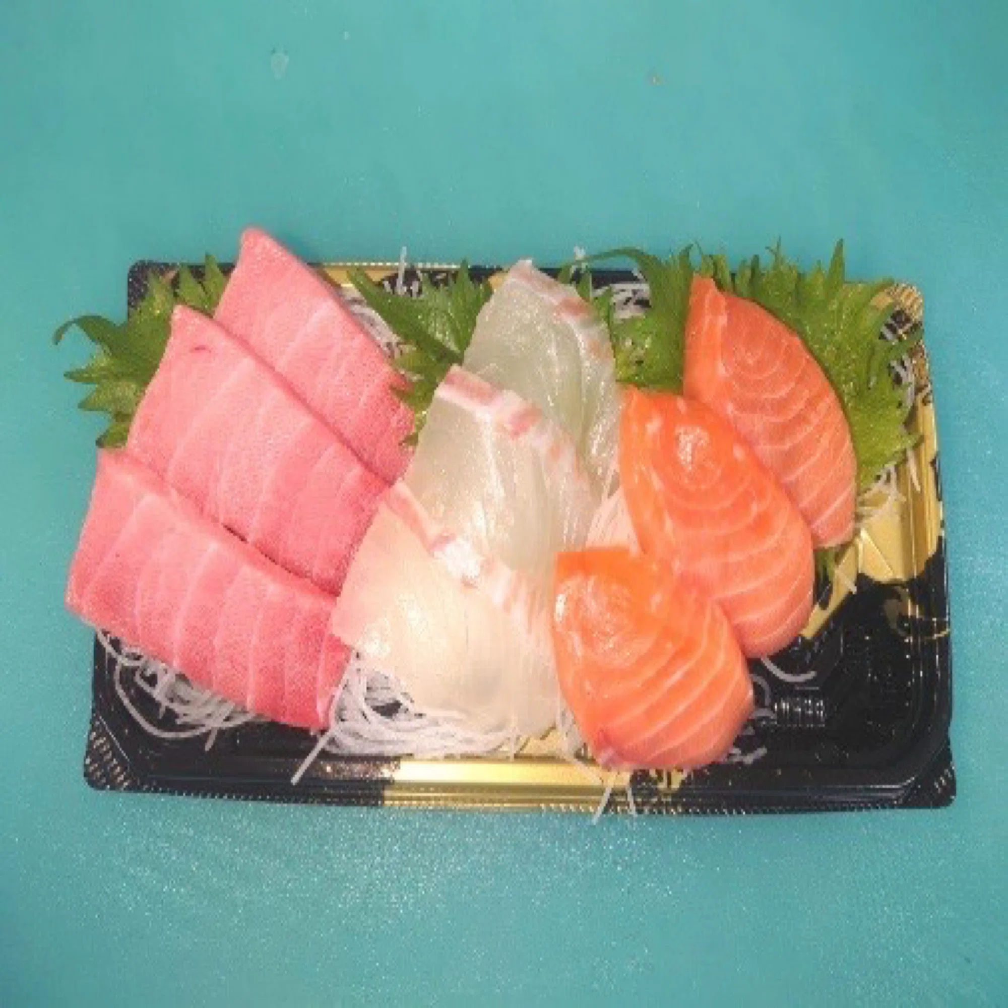 ネタが45度に並んでいるお店の刺身は美味しい！｜三浦慶太