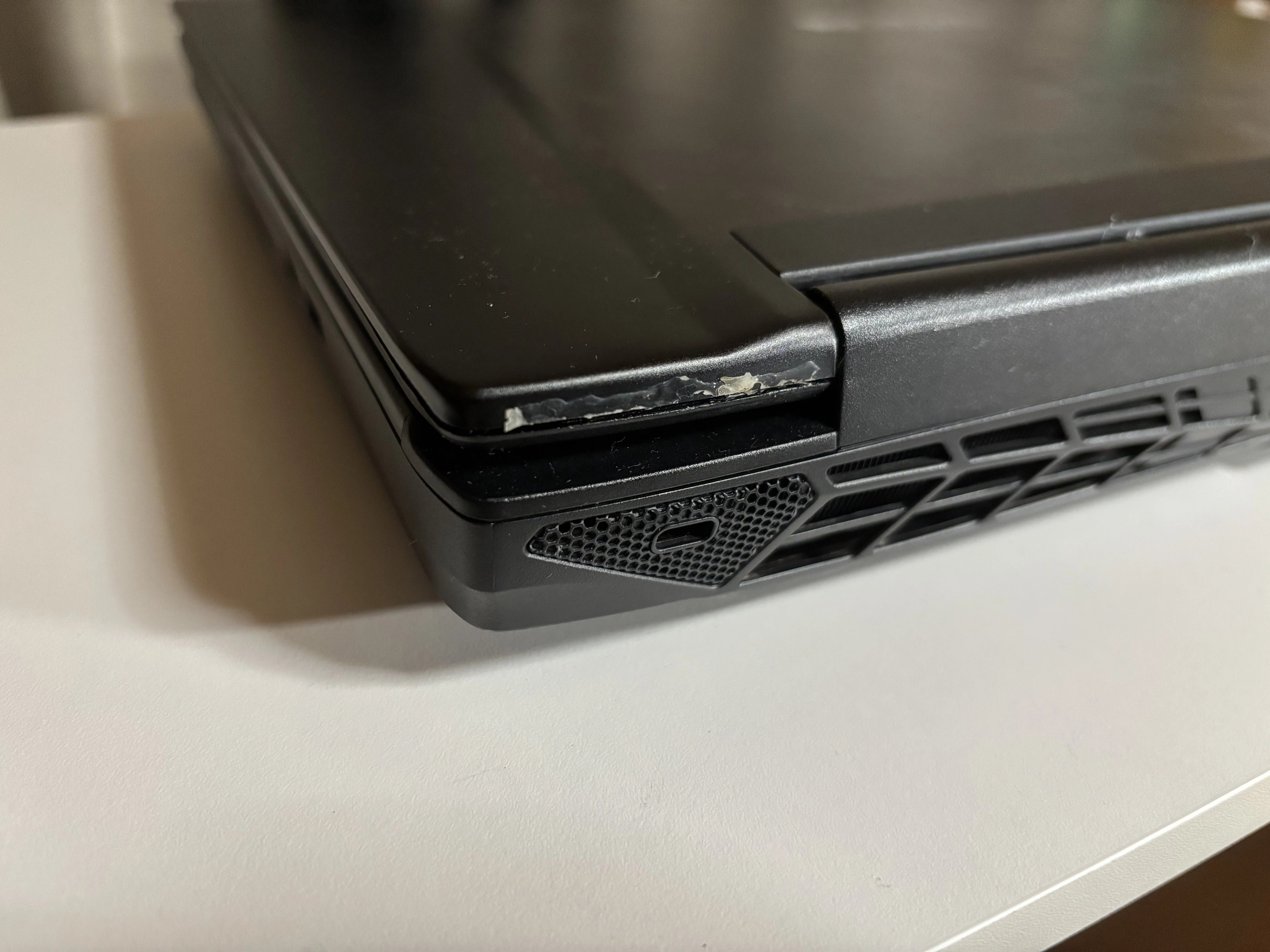 ゲーミングノートパソコン 画面破損 パソコン修理 画面が破損したノートPCの液晶パネル交換事例 ドスパラ