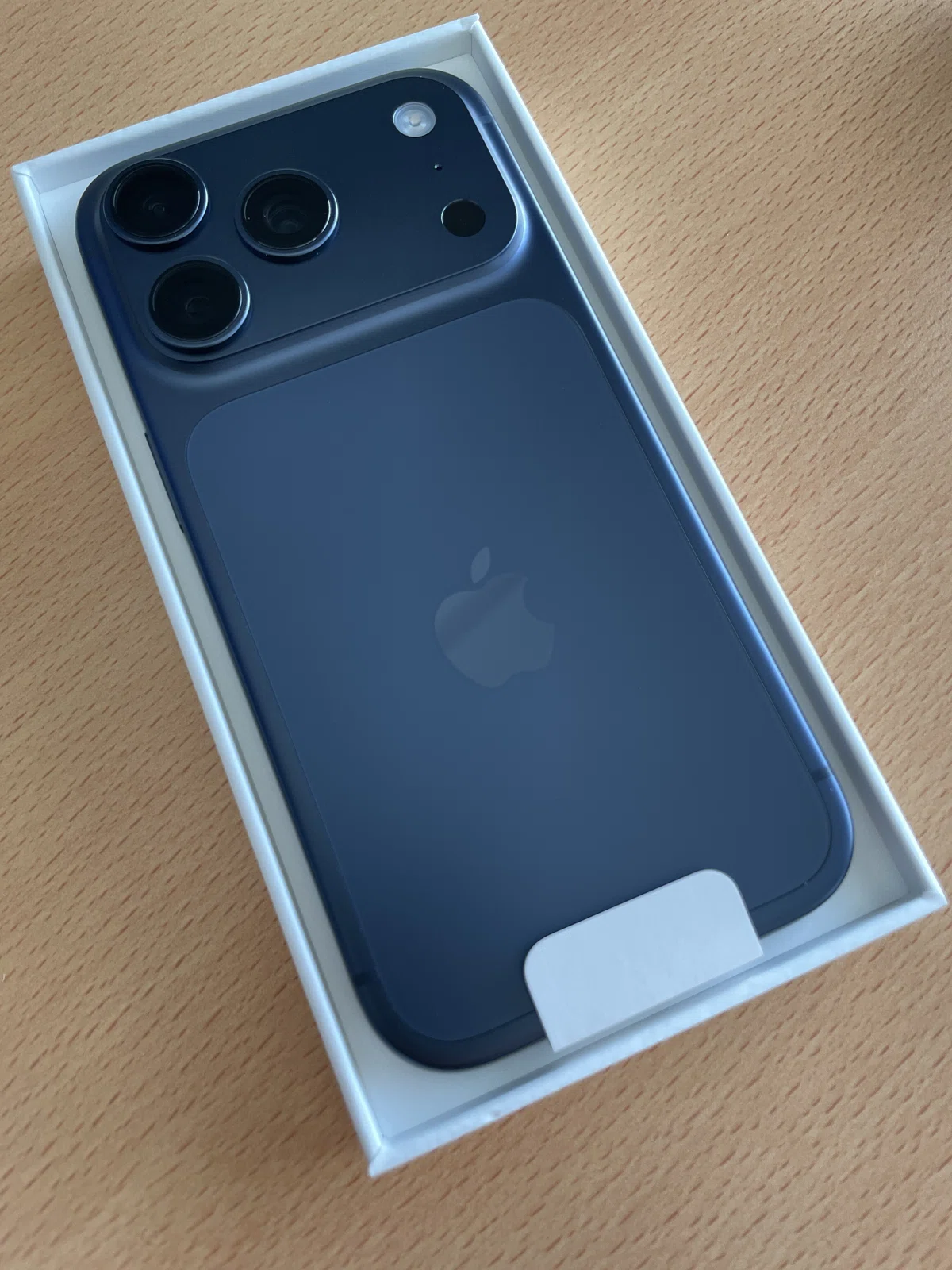開封直後のiPhone 17 Pro 256GB ディープブルー