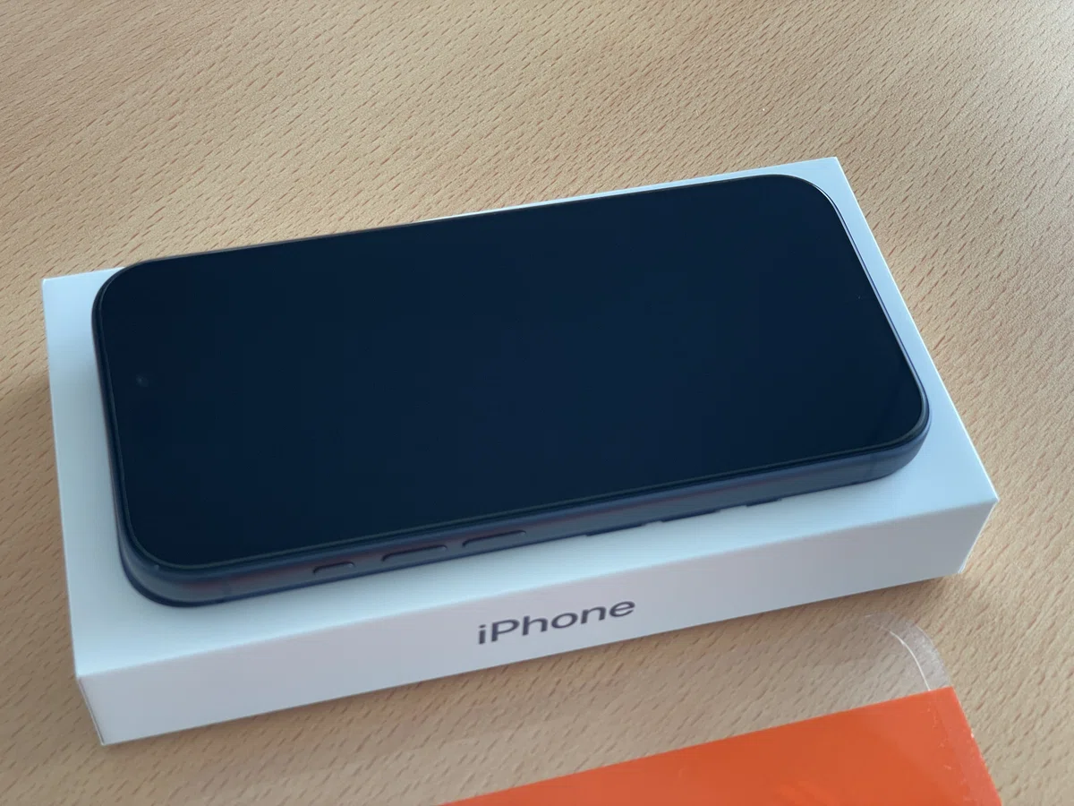 TORRAS ガラスフィルムを貼ったiPhone17Pro