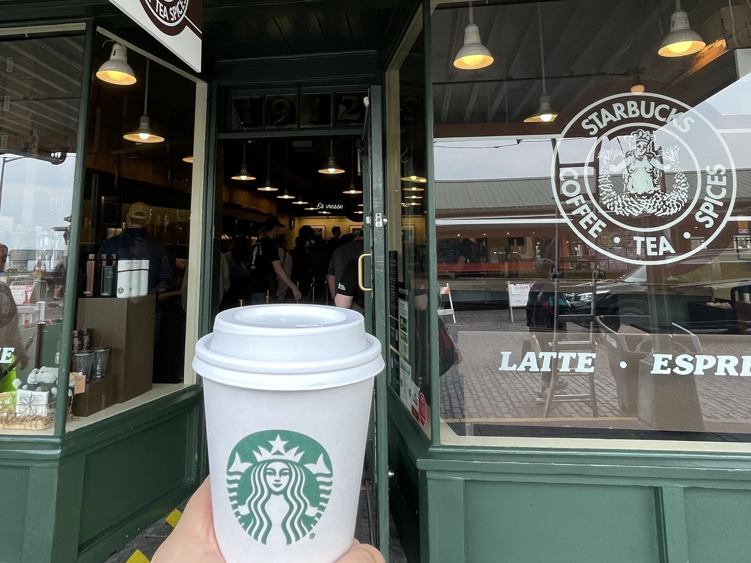 旅と食〉スターバックス創業の地でスペシャルティコーヒー探索｜松田