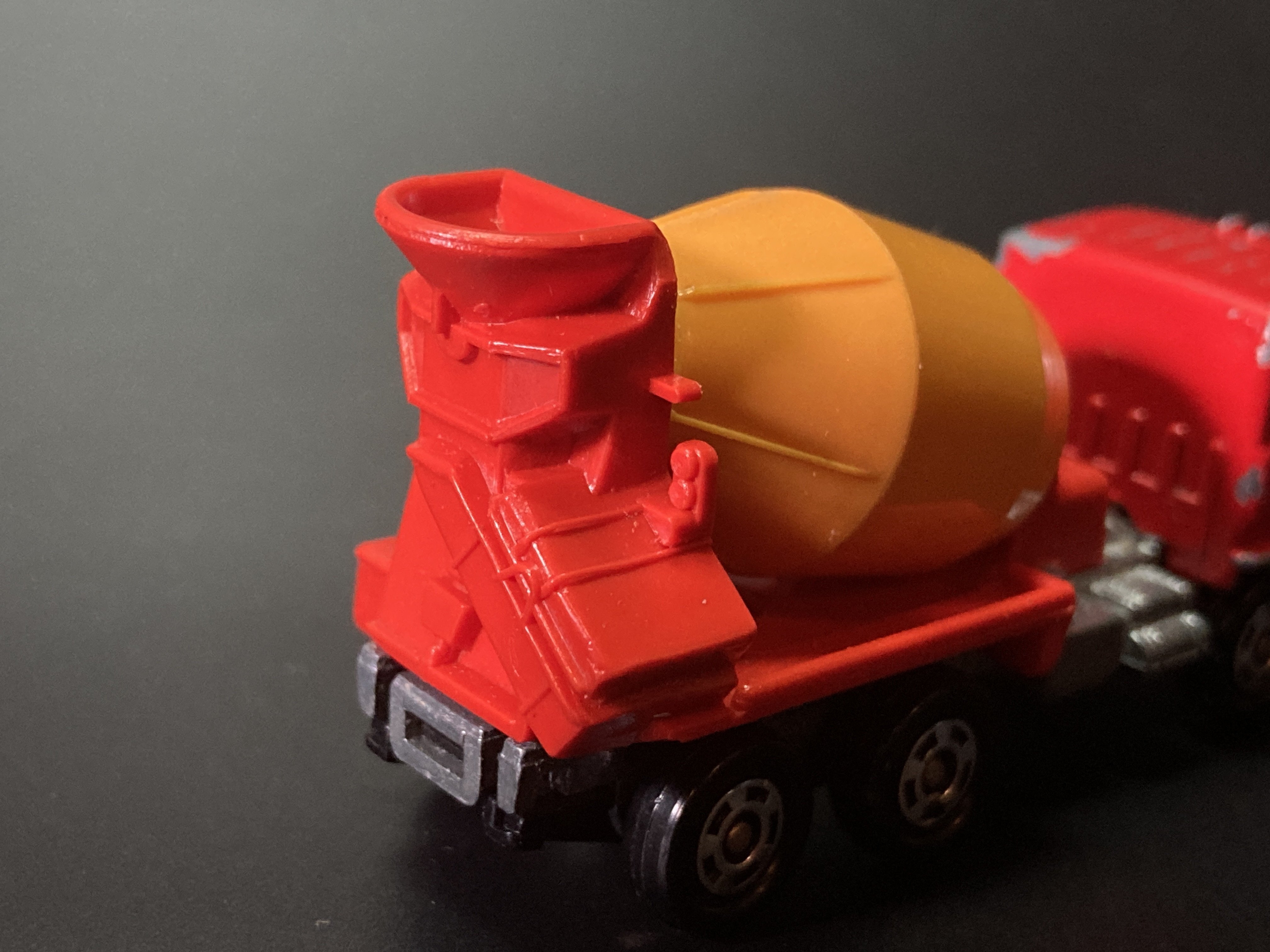 トミカNo.53】1973年発売「日野ミキサー・カー」― 小さなボディに