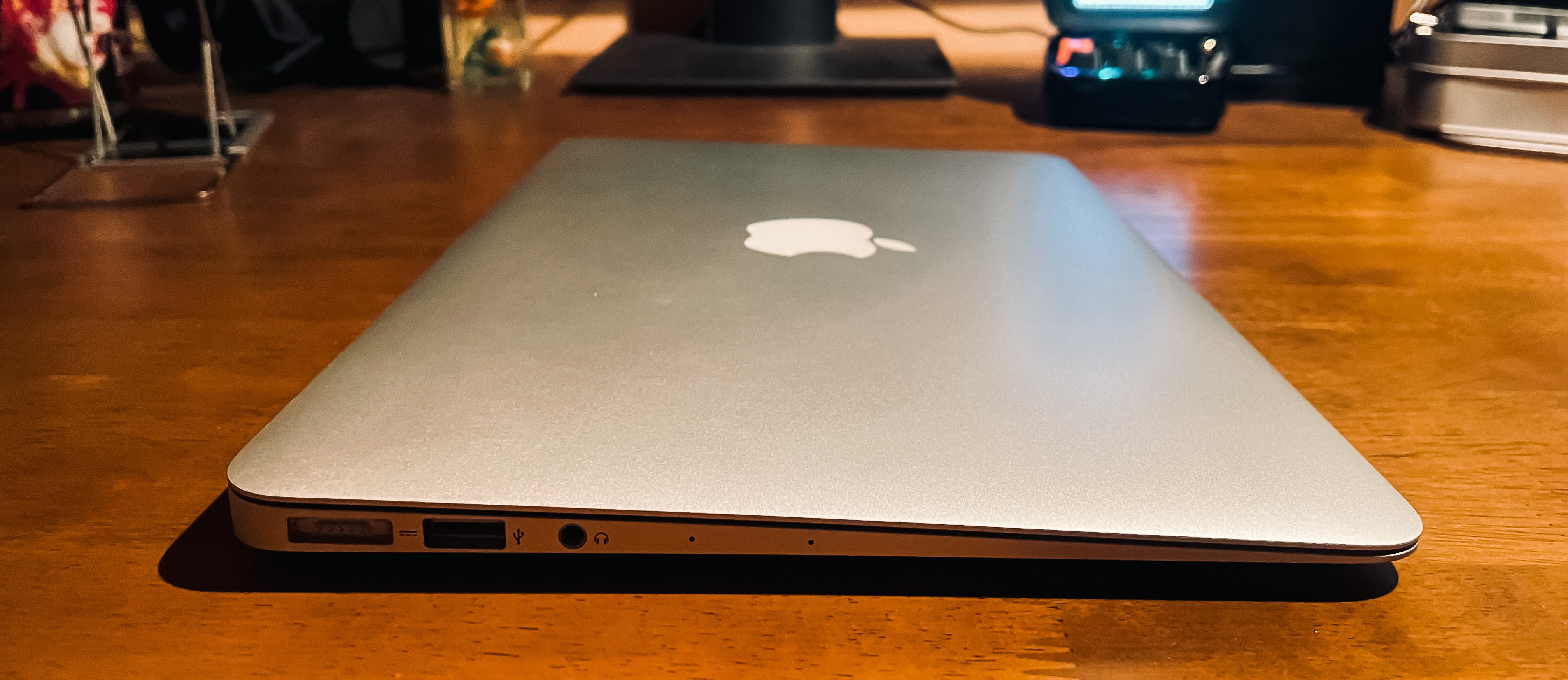 This is MacBook】 光るリンゴ『MacBook Air Early （2015