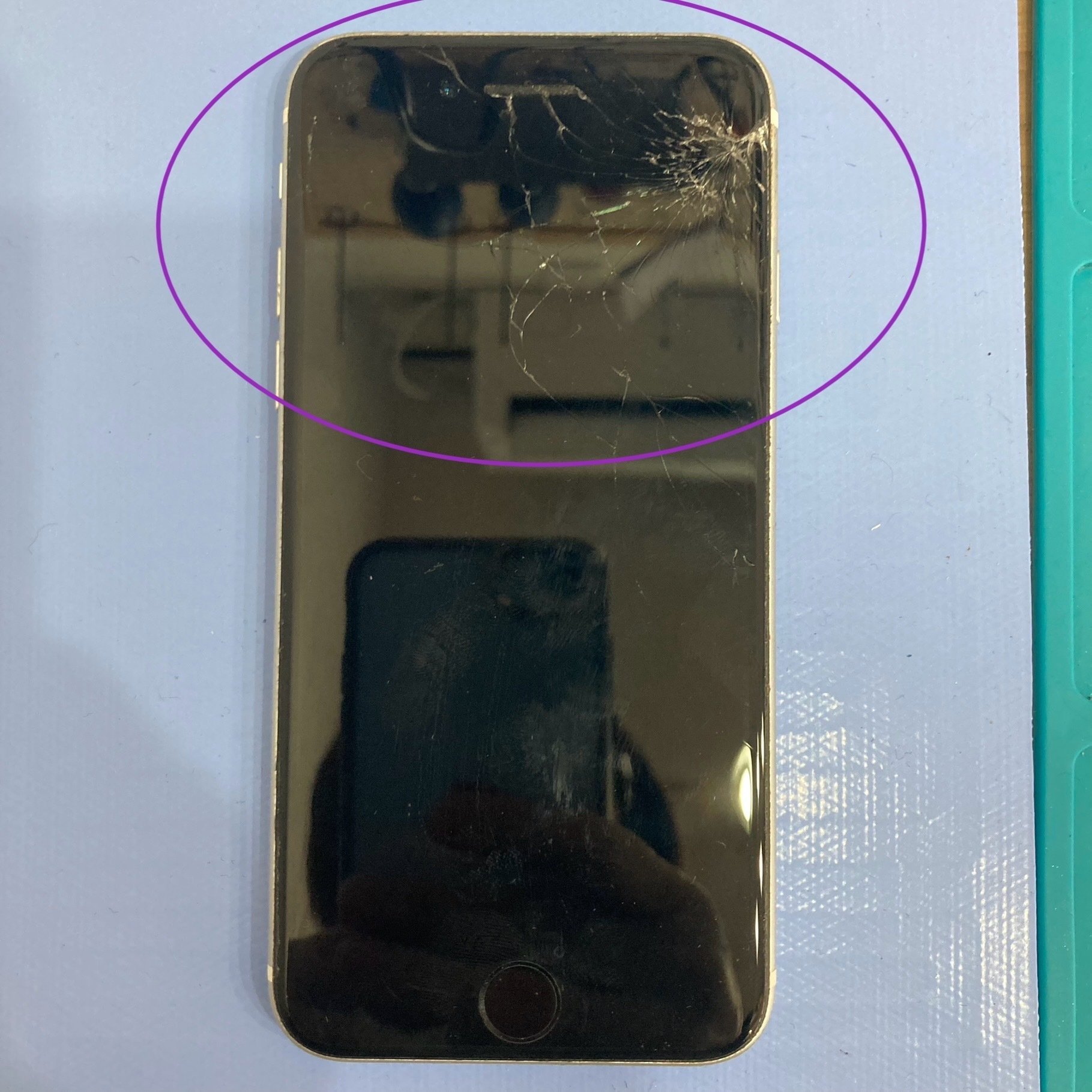 画面割れの iPhoneSE2｜スマホ修理工房Rinkan