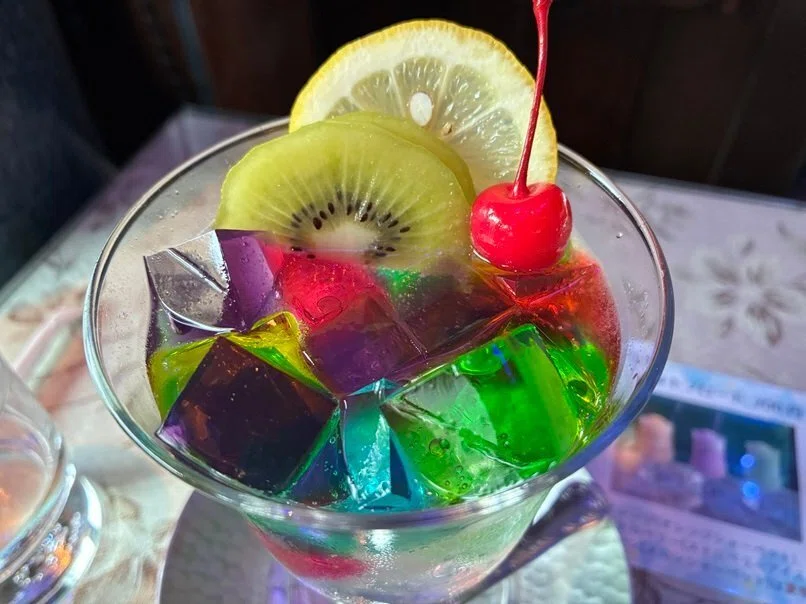 京都散歩】レトロ喫茶「ソワレ」のゼリーポンチと青すぎる空間｜きのころ