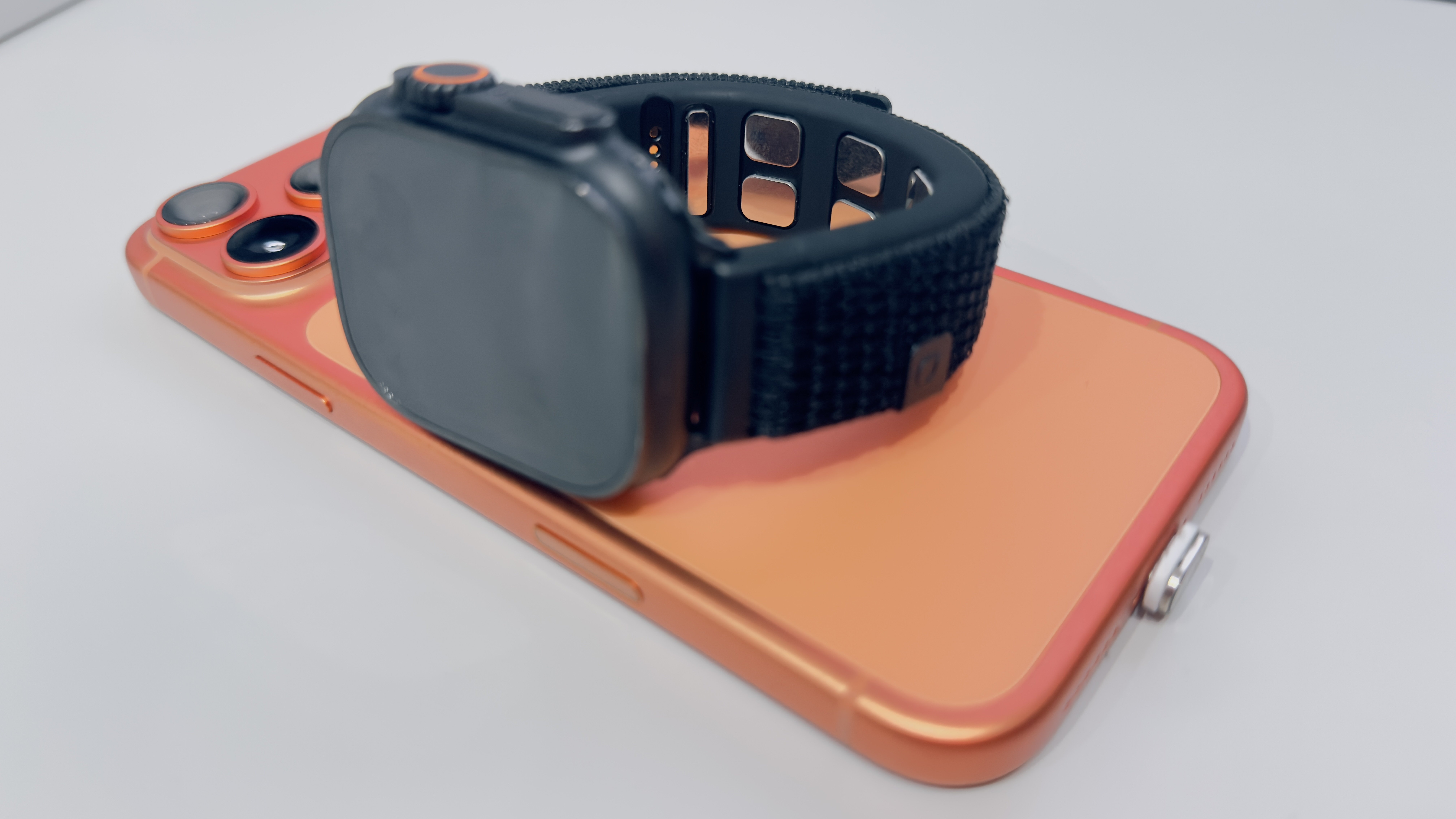 ARグラスユーザー必見】筋電センサー付きAppleWatchバンド「Mudra Band