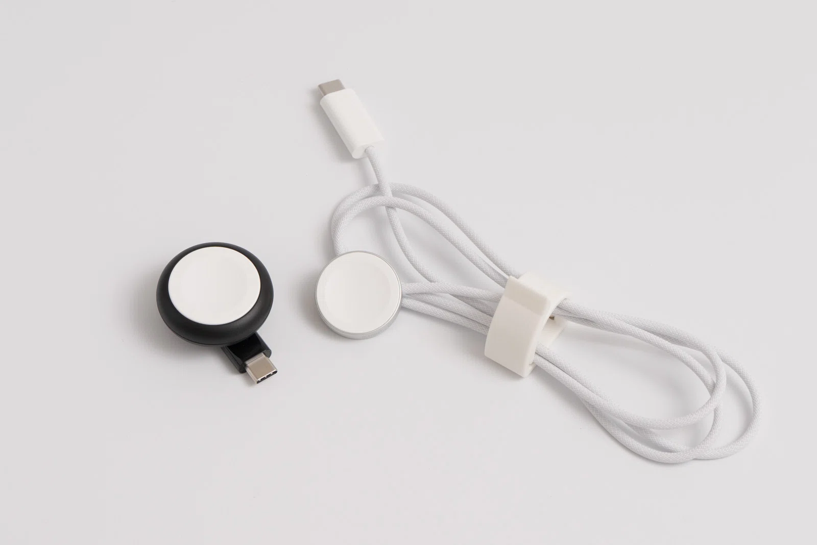 持ち運びにはこれ！超コンパクトなBelkinのApple Watch磁気高速充電器 