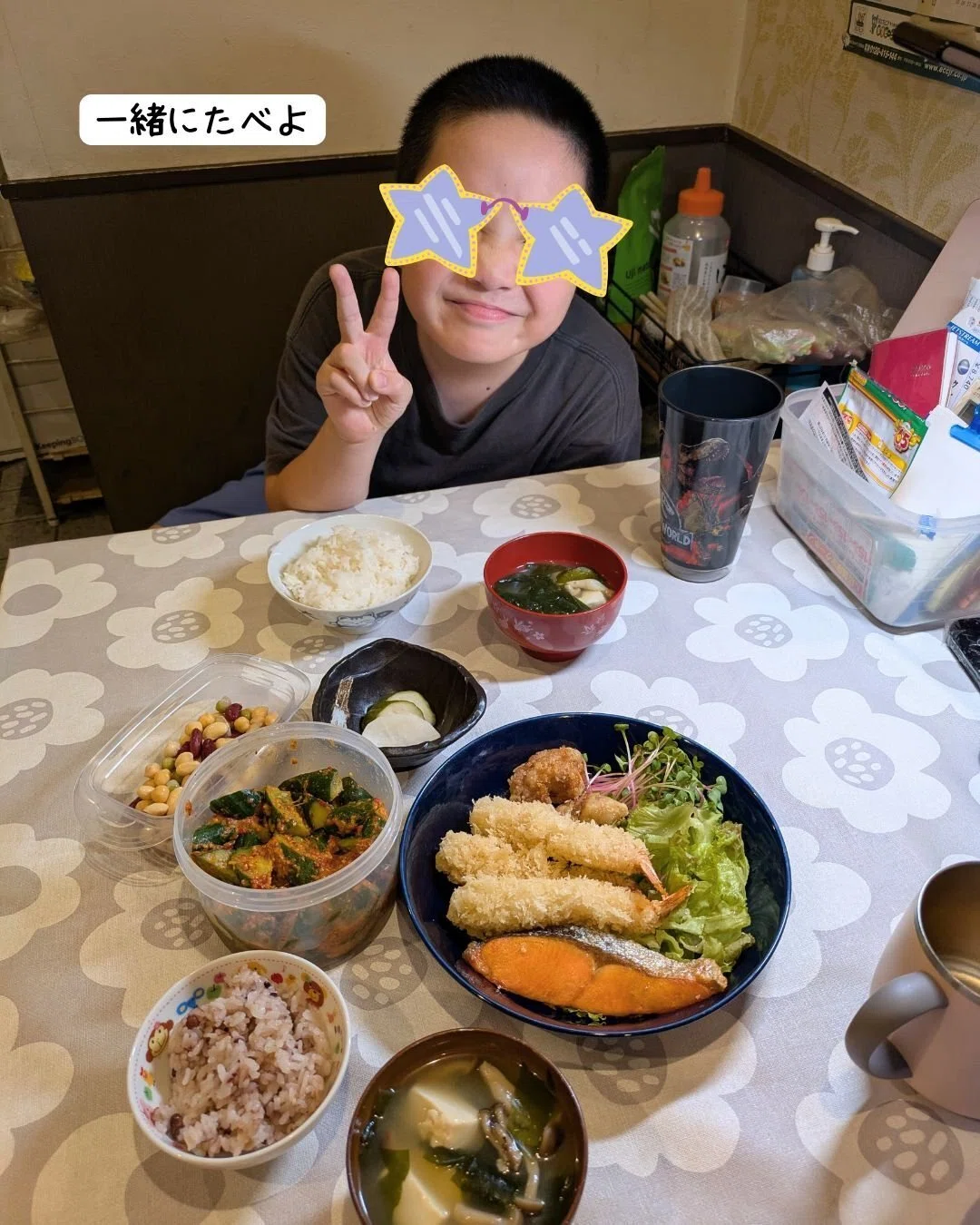 夜ごはんは、唐揚げ・鮭・エビフライのフルメンバー。