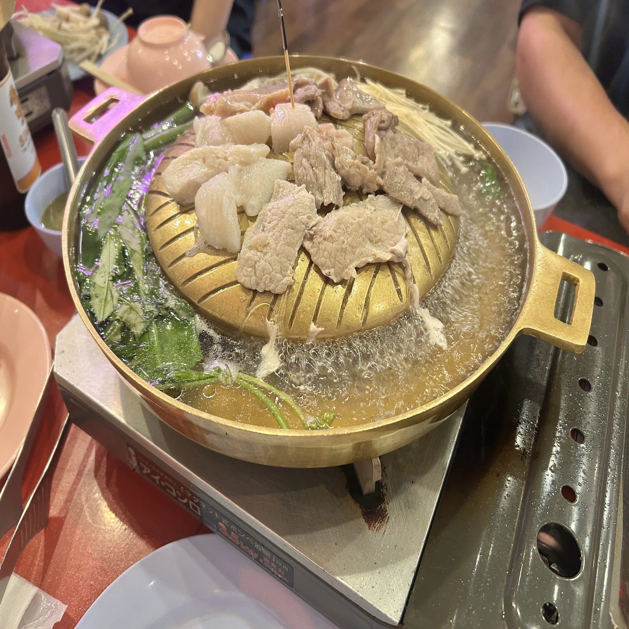 焼肉と鍋のハイブリット！タイ料理「ムーガタ」とは？｜Kazu｜