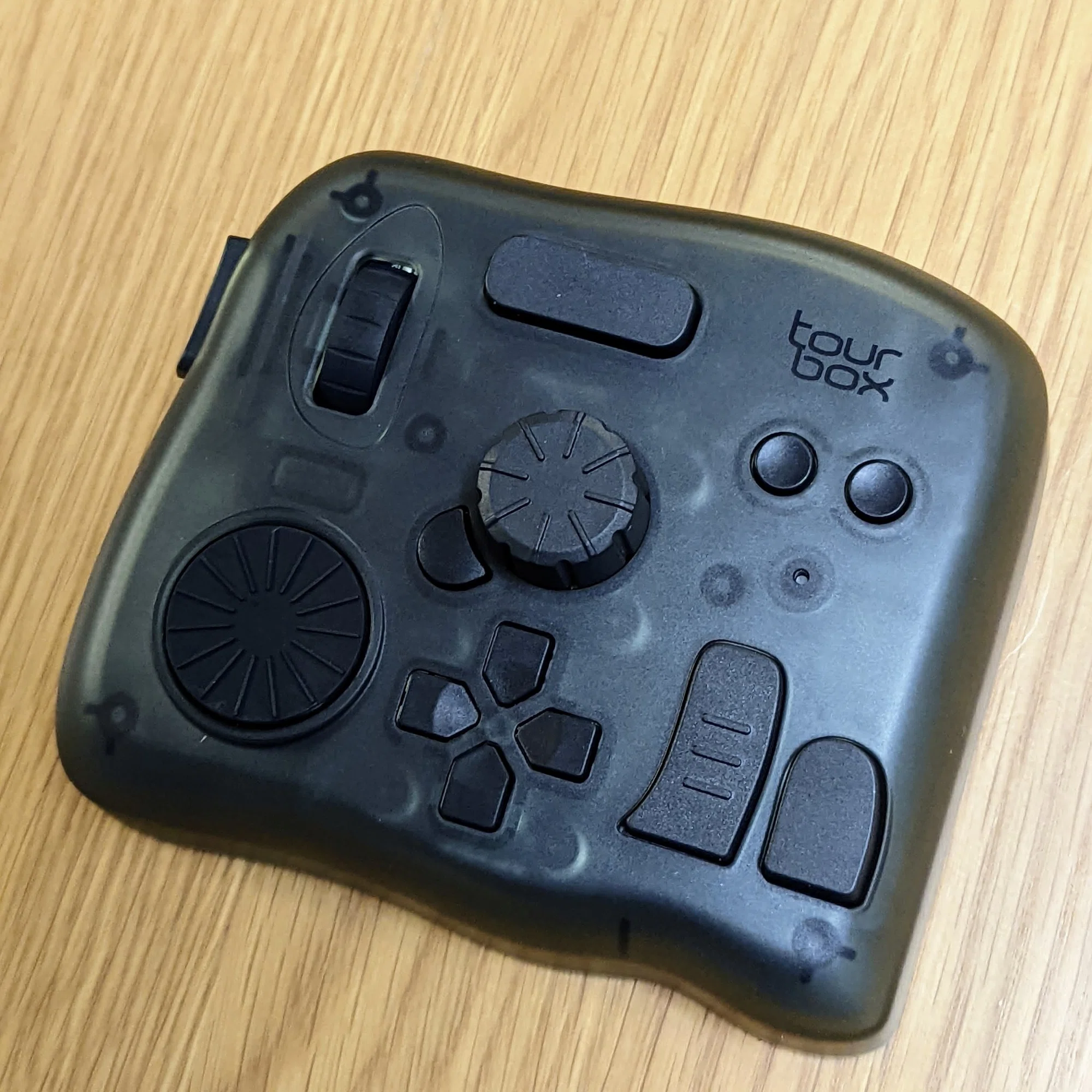 製品レビュー】TourBox Elite 作業効率アップの高性能左手デバイス