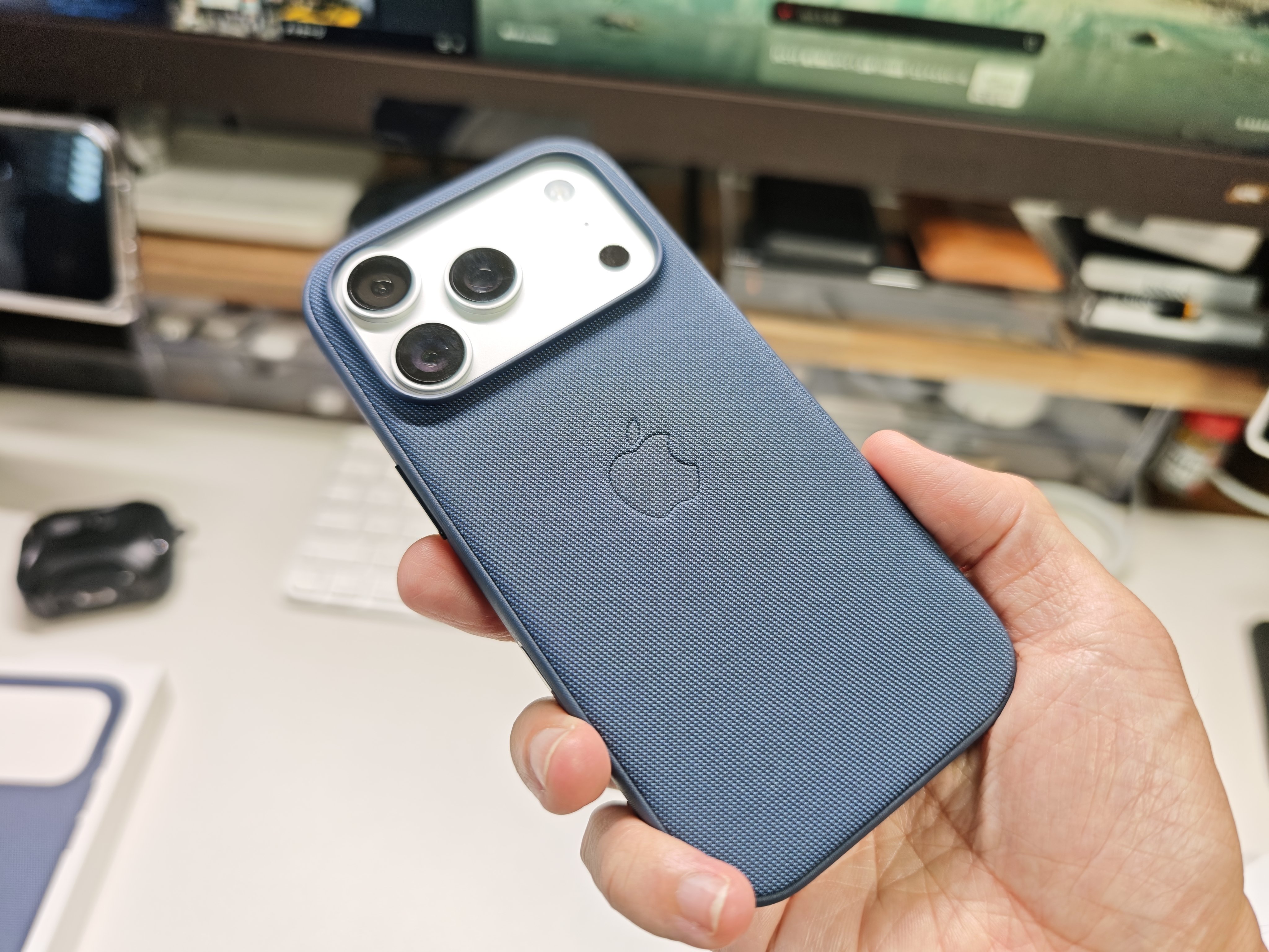 iPhone 17 Pro 純正テックウーブンケースを使ってみたレビュー｜質感