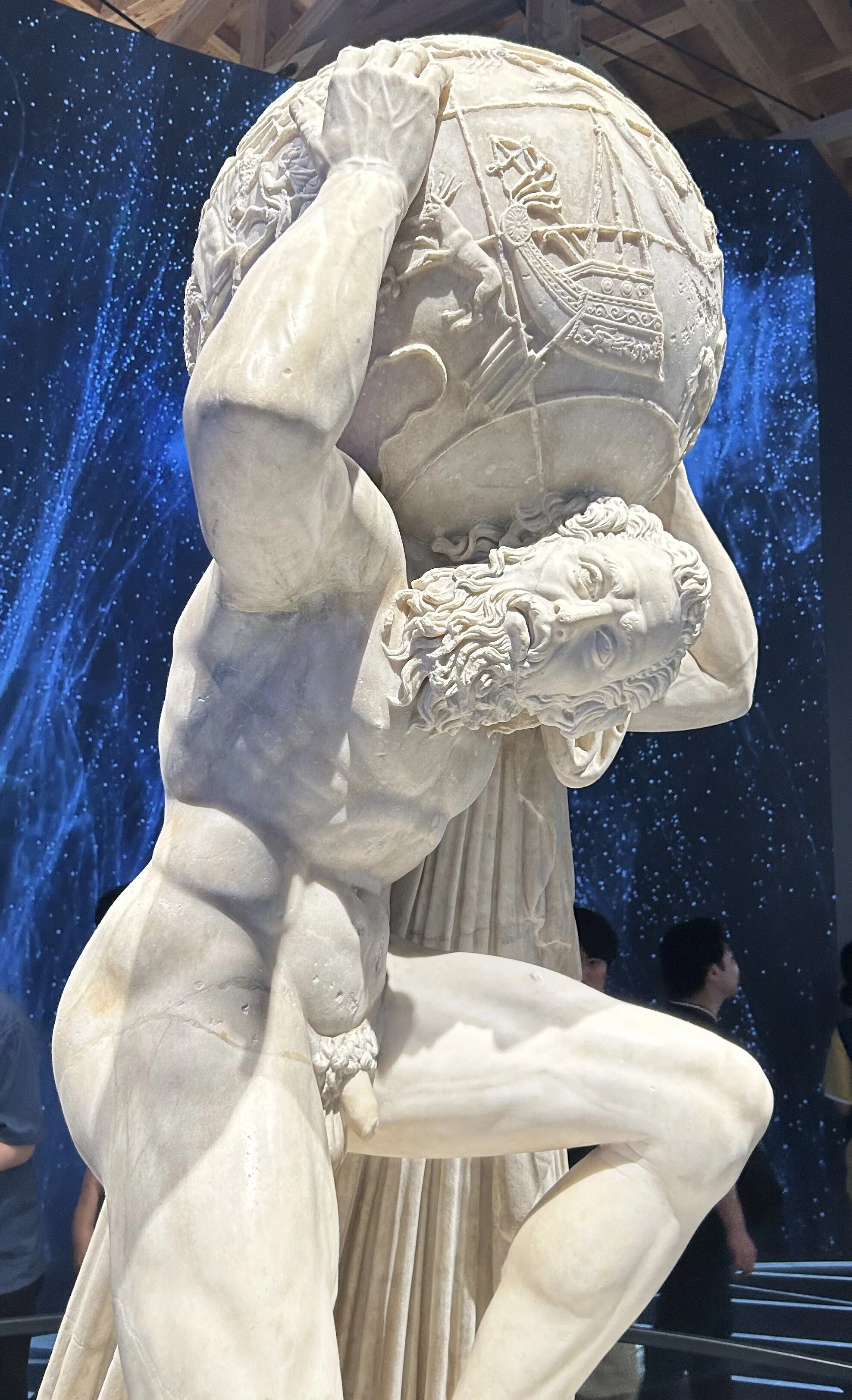 イタリアパビリオンで古代ローマの彫像を見上げると【大阪・関西万博