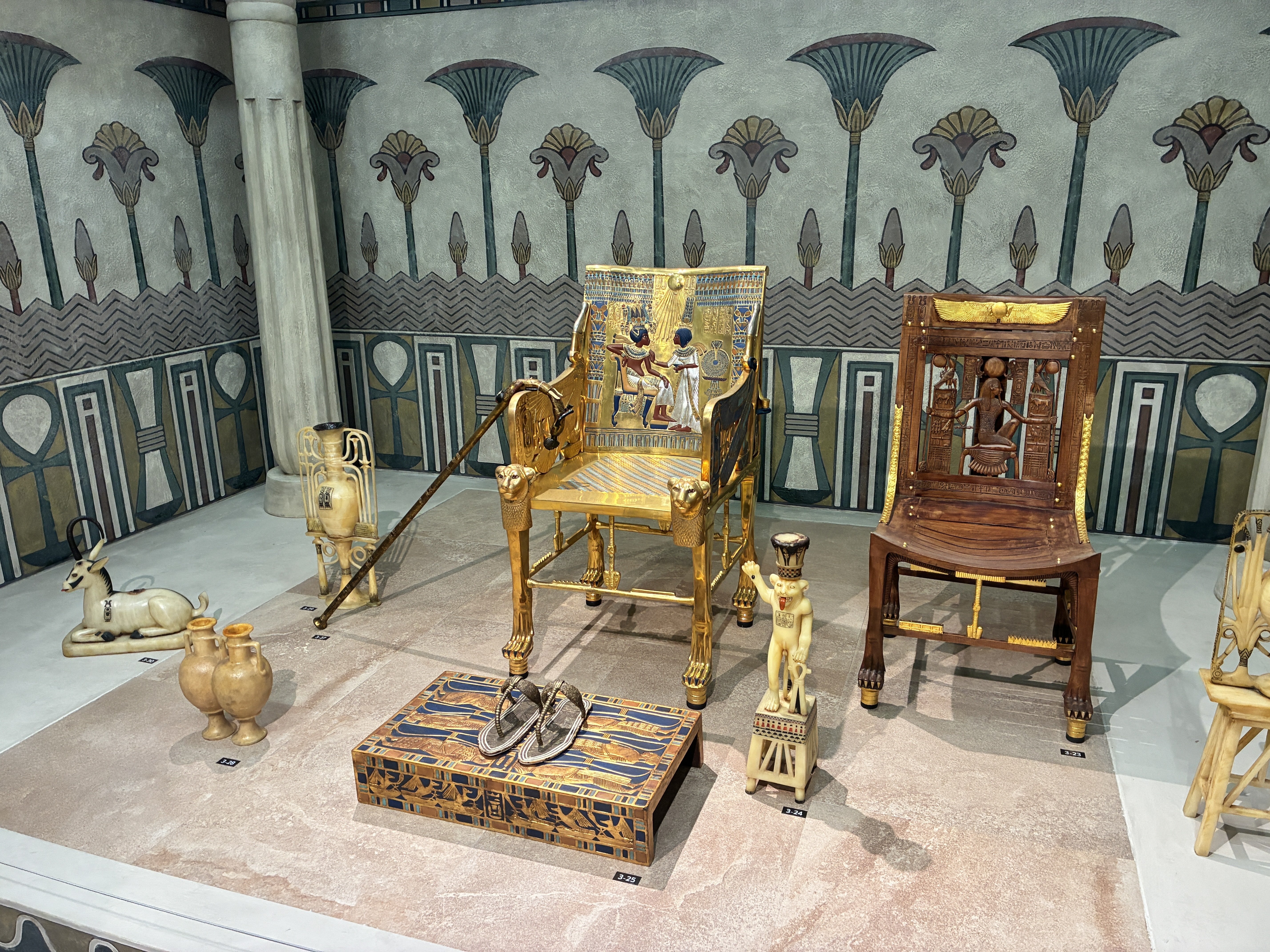 前後左右、そして下からも！ツタンカーメンの財宝をじろじろ眺める