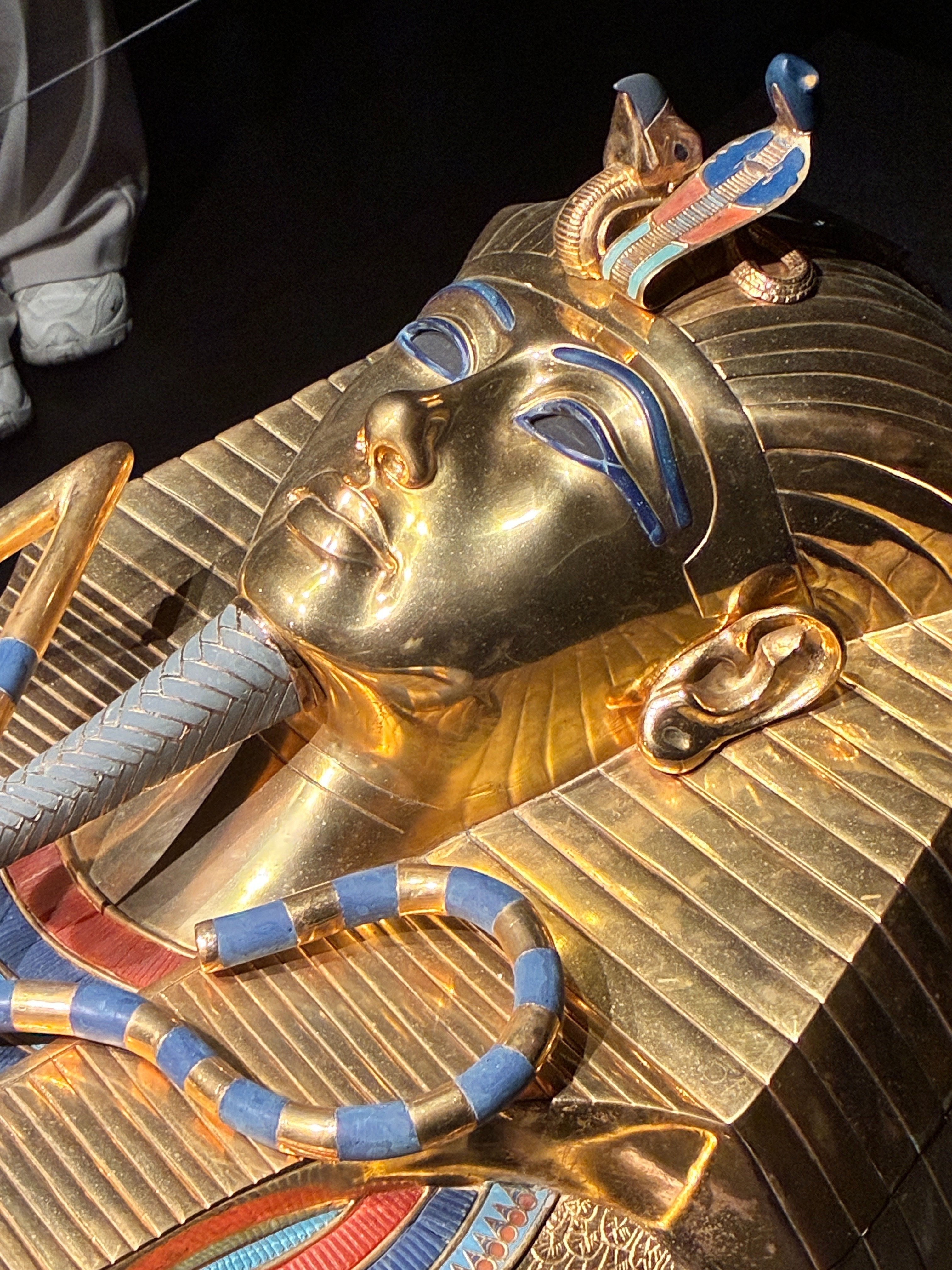 前後左右、そして下からも！ツタンカーメンの財宝をじろじろ眺める