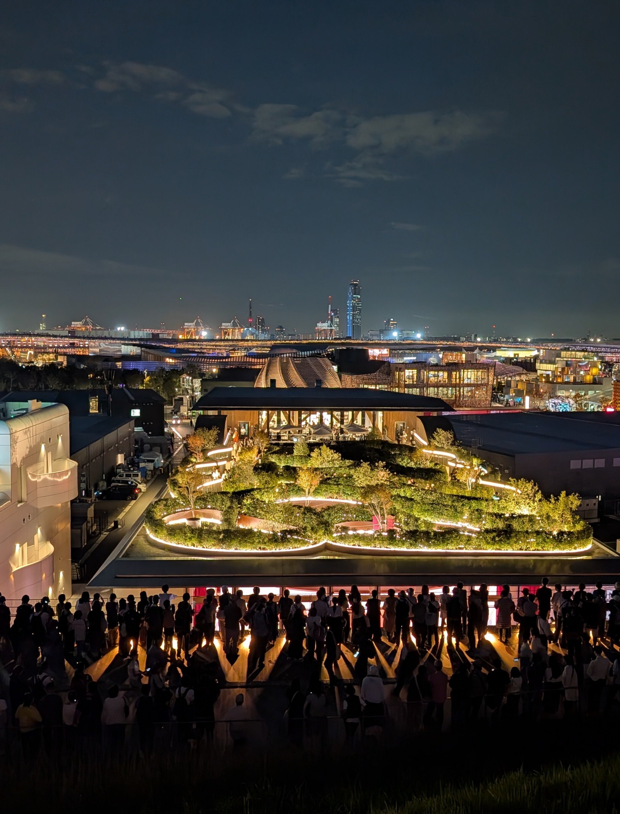 万博 大屋根リングからの夜景｜める