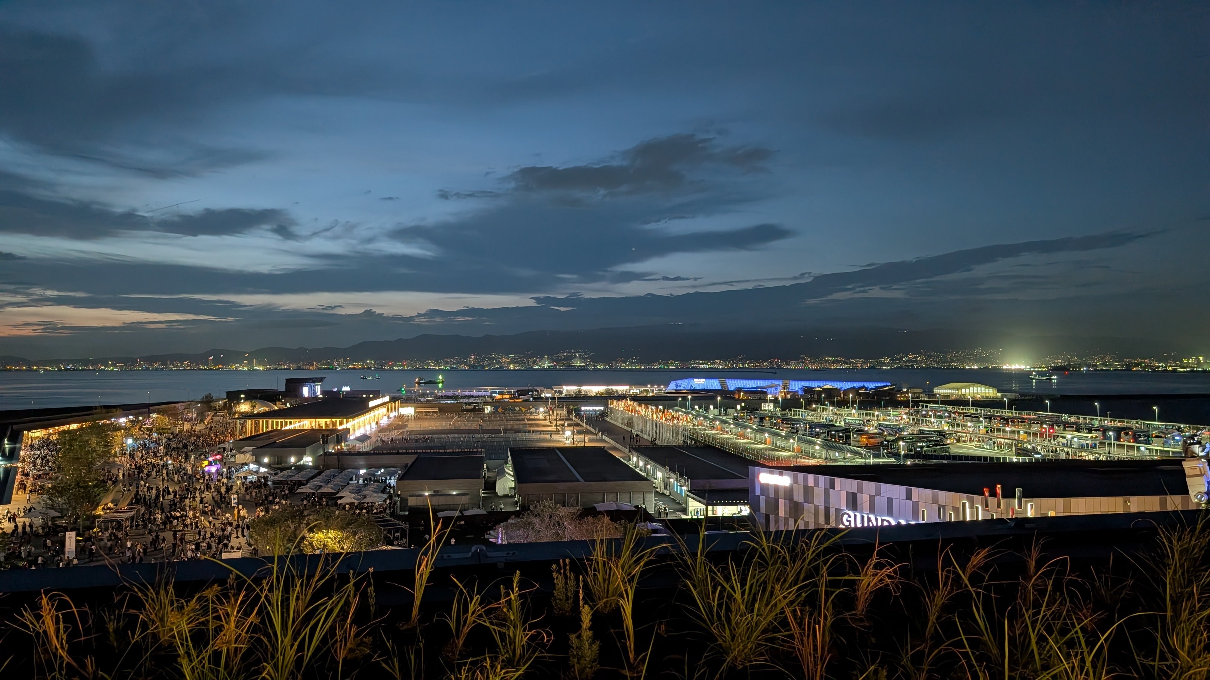 万博 大屋根リングからの夜景｜める