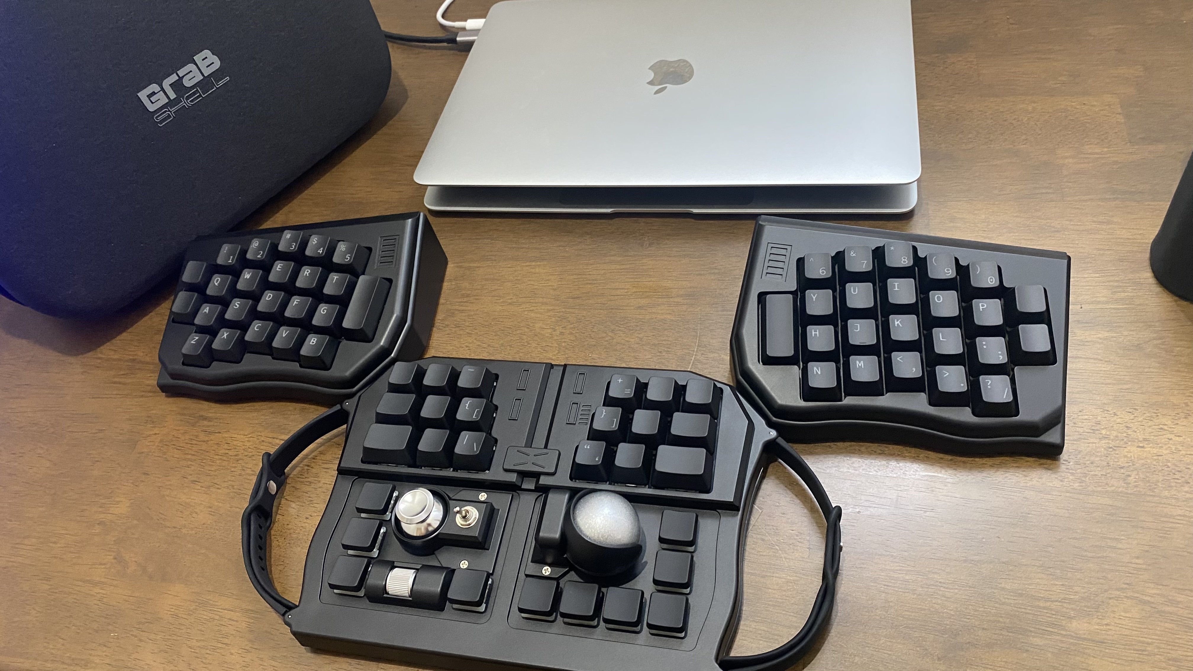 GrabShellレビュー】「変態キーボード」を実際に使って感じたこと｜は