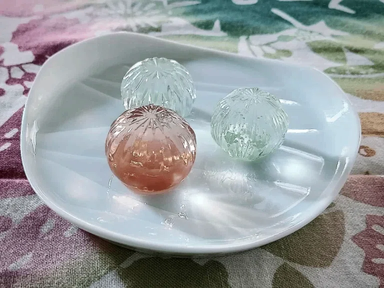 和菓子|硝子造形作家×和菓子職人のコラボレーションで生まれた美しい和菓子『きせつのさがしもの【栗色】』《薄氷本舗 五郎丸屋》|きりこ@日日是好日