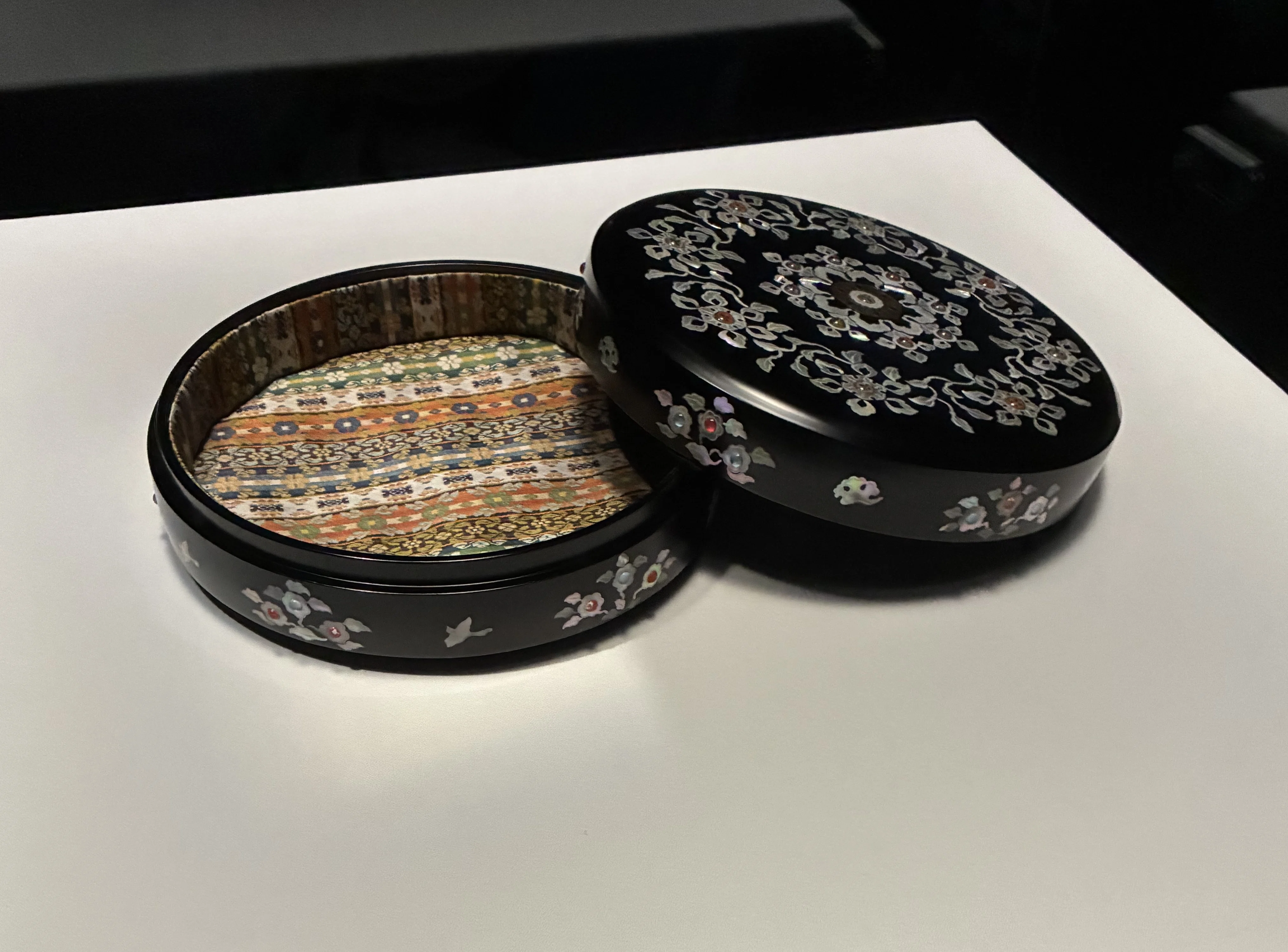新品同様 廃盤品 正倉院寶物 シルクロードにルーツを探る DVD 全集 BOX 正倉院THE SHOW】現代に甦ったシルクロードの宝物｜あの迷探偵 | 星野