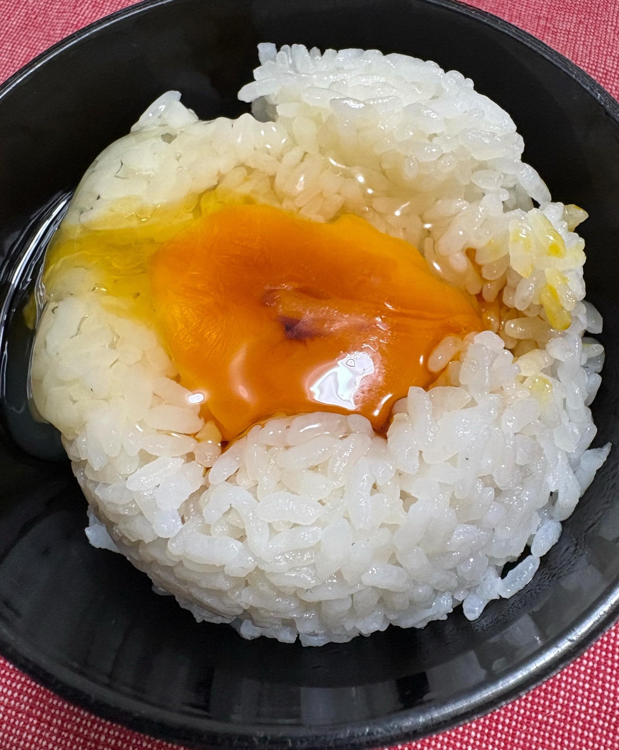【卵かけご飯】 温かいご飯にうま味が凝縮された深い味わい。日本のソウルフード