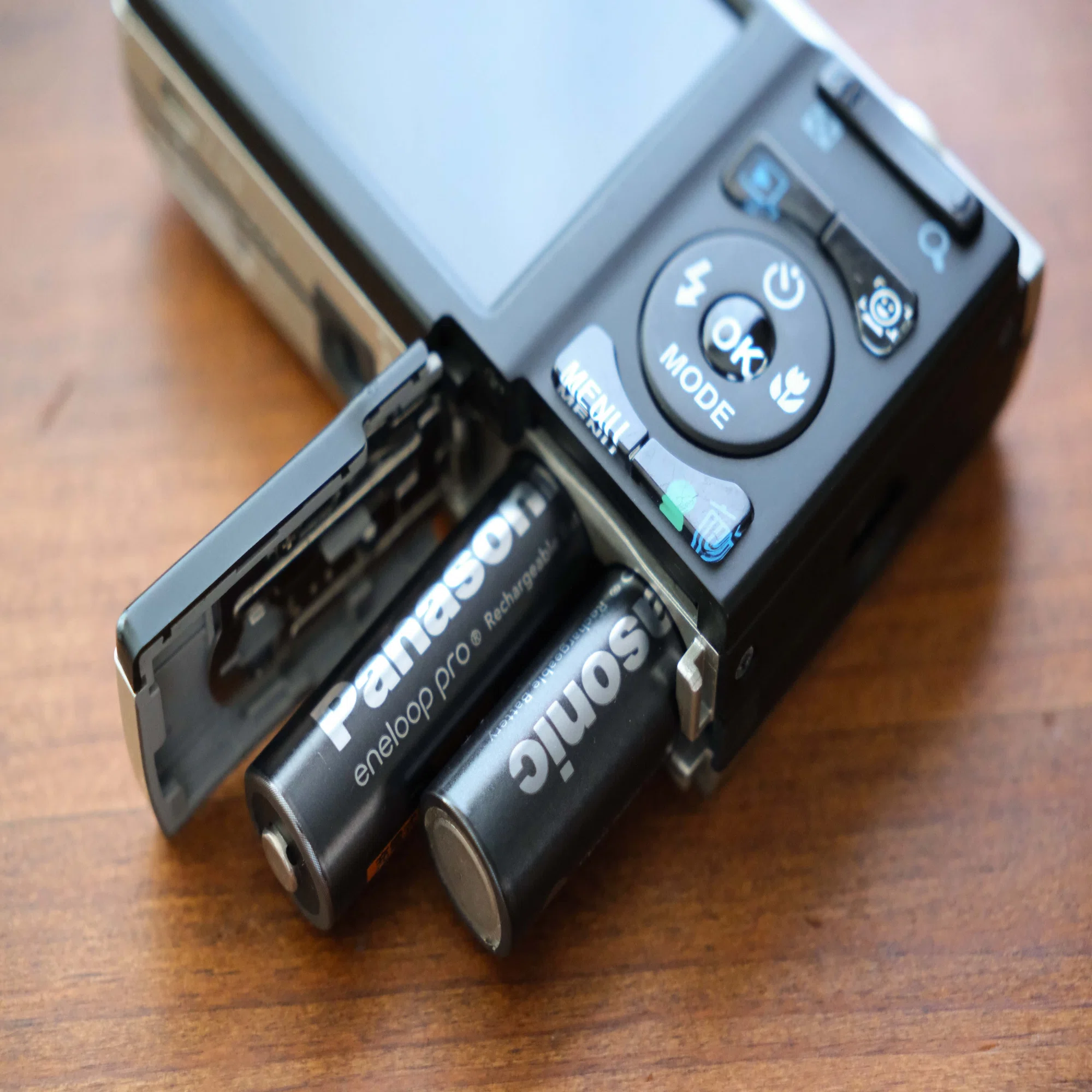 オールドコンデジの世界】Optio E80 安心の単三電池2本仕様｜ゆるカメ2014