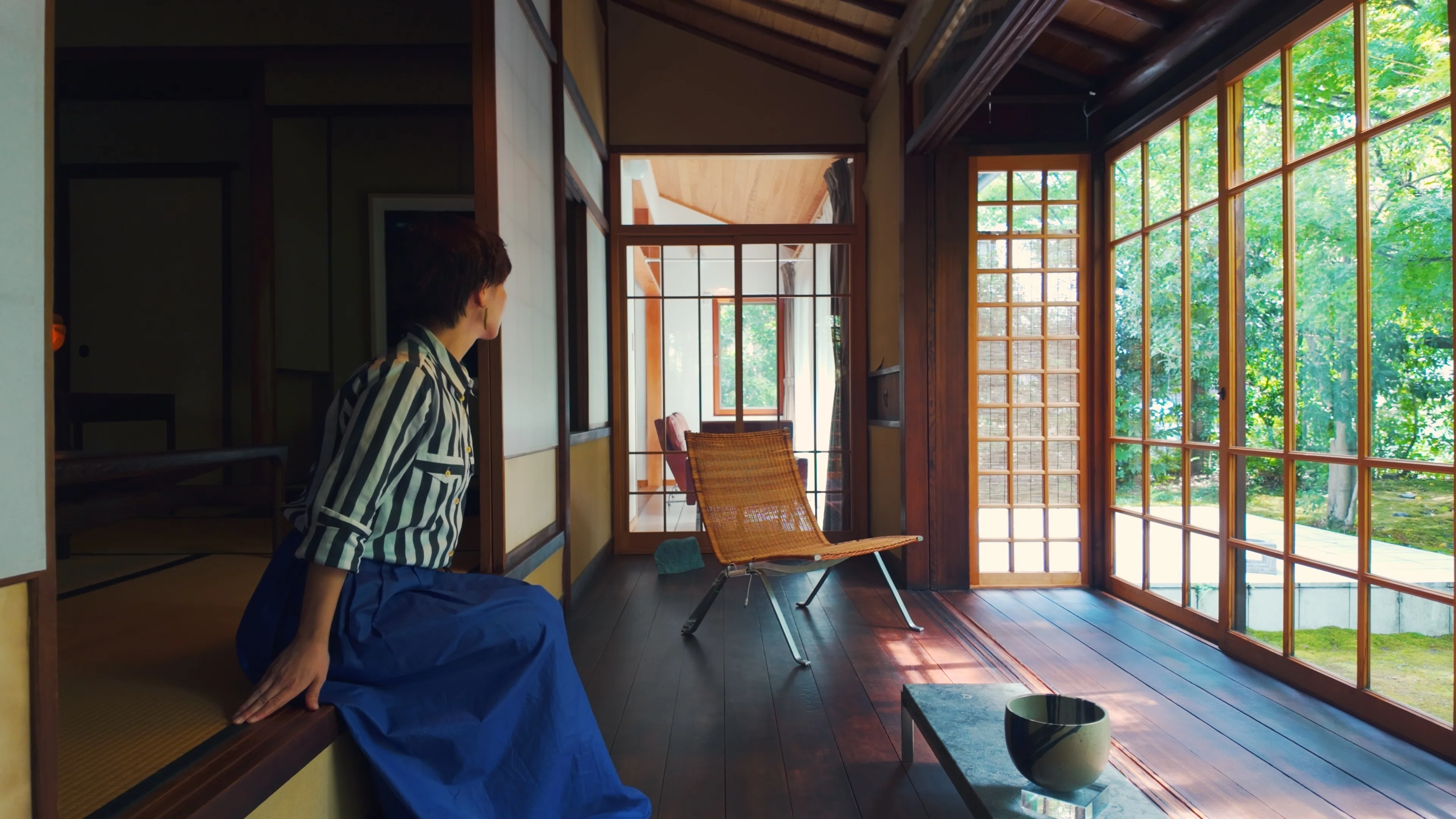 室内の客間のベランダは床につく式の北欧の鉄芸の置物台を飾ります。 日本と北欧をつなぐ秘密の数式｜なぜ日本と北欧は相性が良いのかを京都