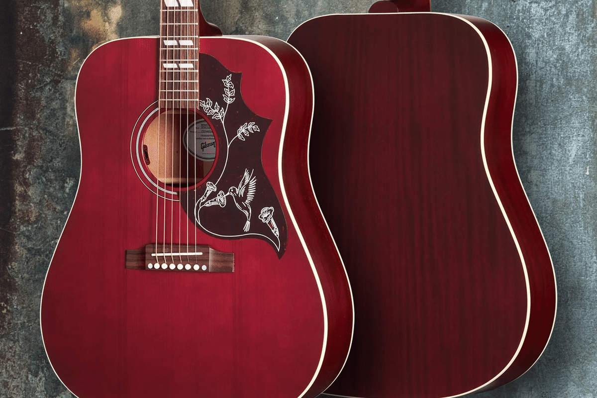 渋い艶消しワインレッドと薄めのボディが特徴的な「ギブソン