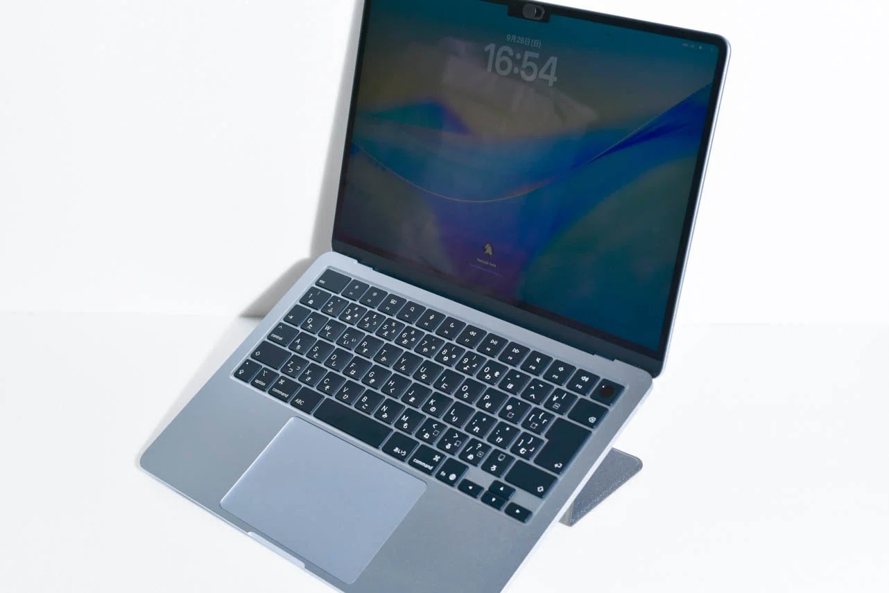 MacBookairにMOFTのスタンドをつけました｜岳景