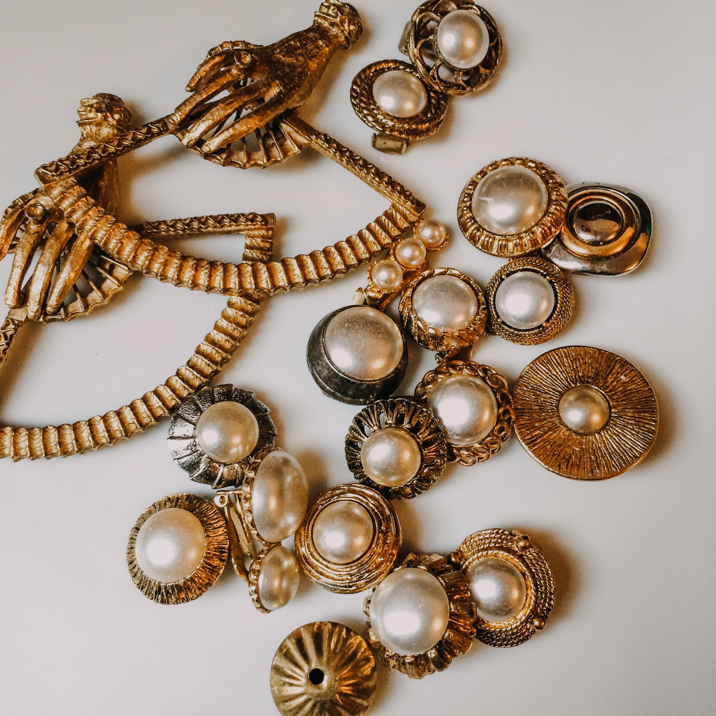 ロンドンで購入　アンティーク　　リトグラフ　パリの生活 パリジェンヌが暮らす築180年のアパルトマン。古道具が彩る、シックな