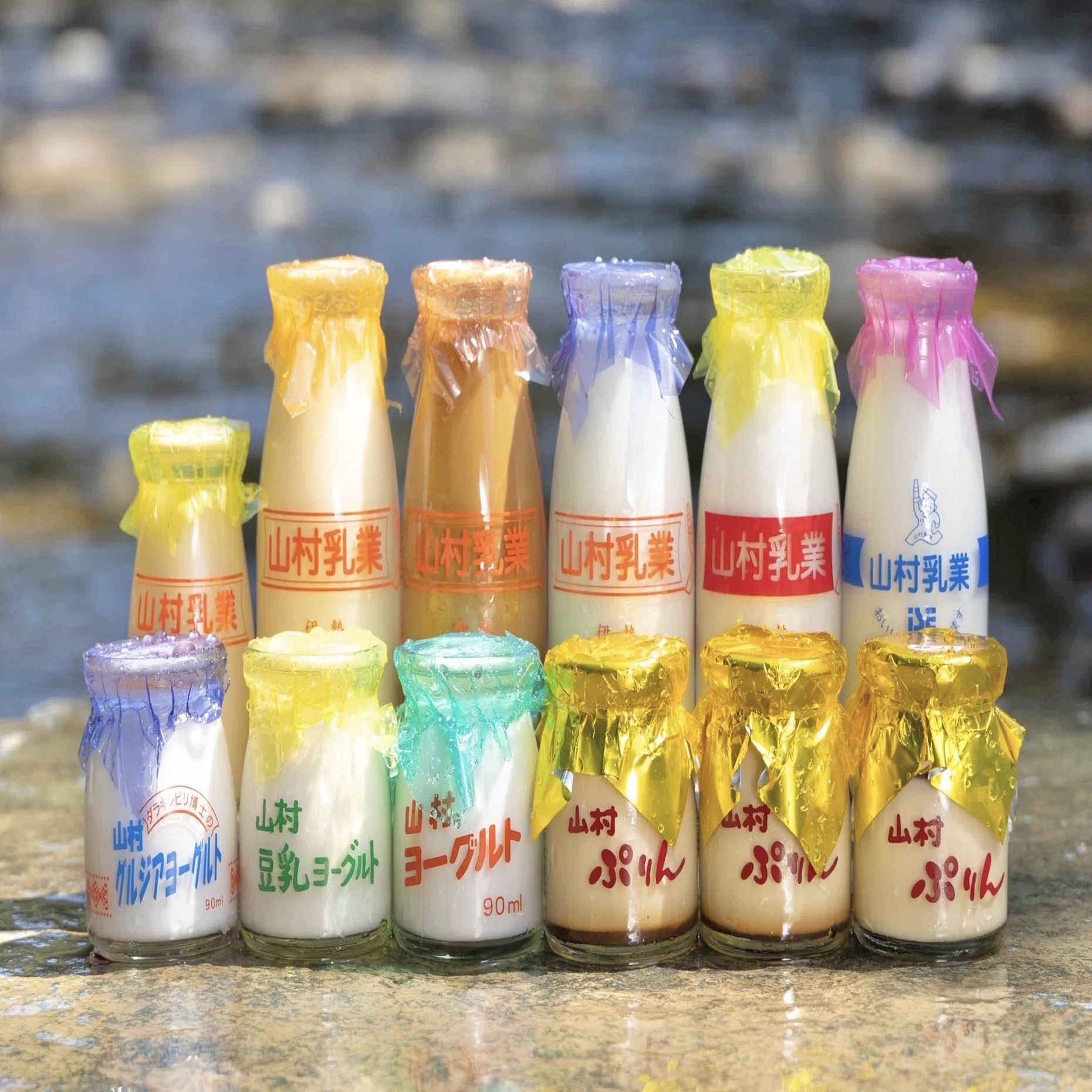 瓶牛乳×缶ドロップ”が昭和レトロコラボ！伊勢志摩限定「あずきみるく 