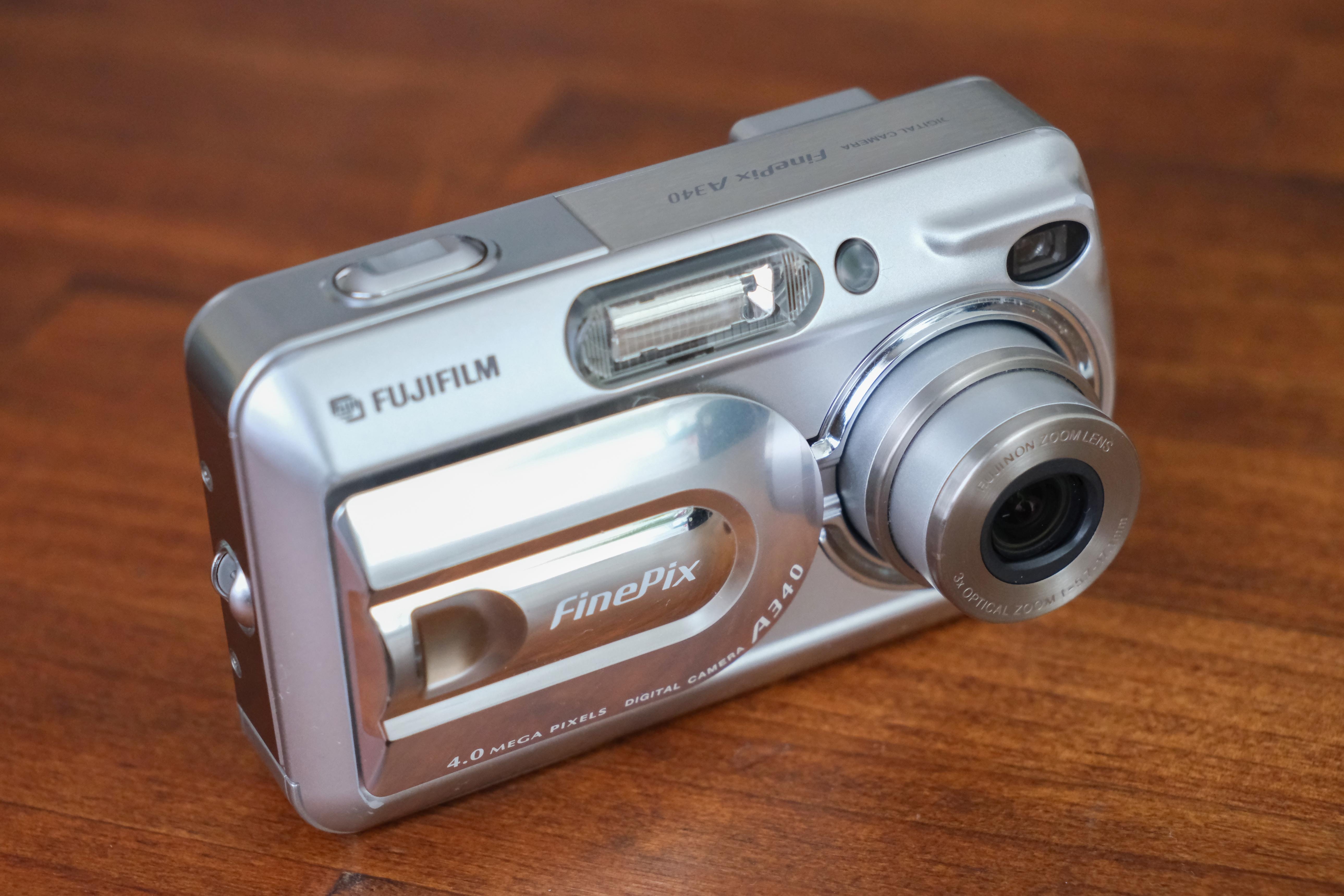 オールドコンデジの世界】FUJIFILM FinePix A340 ぽってりとした
