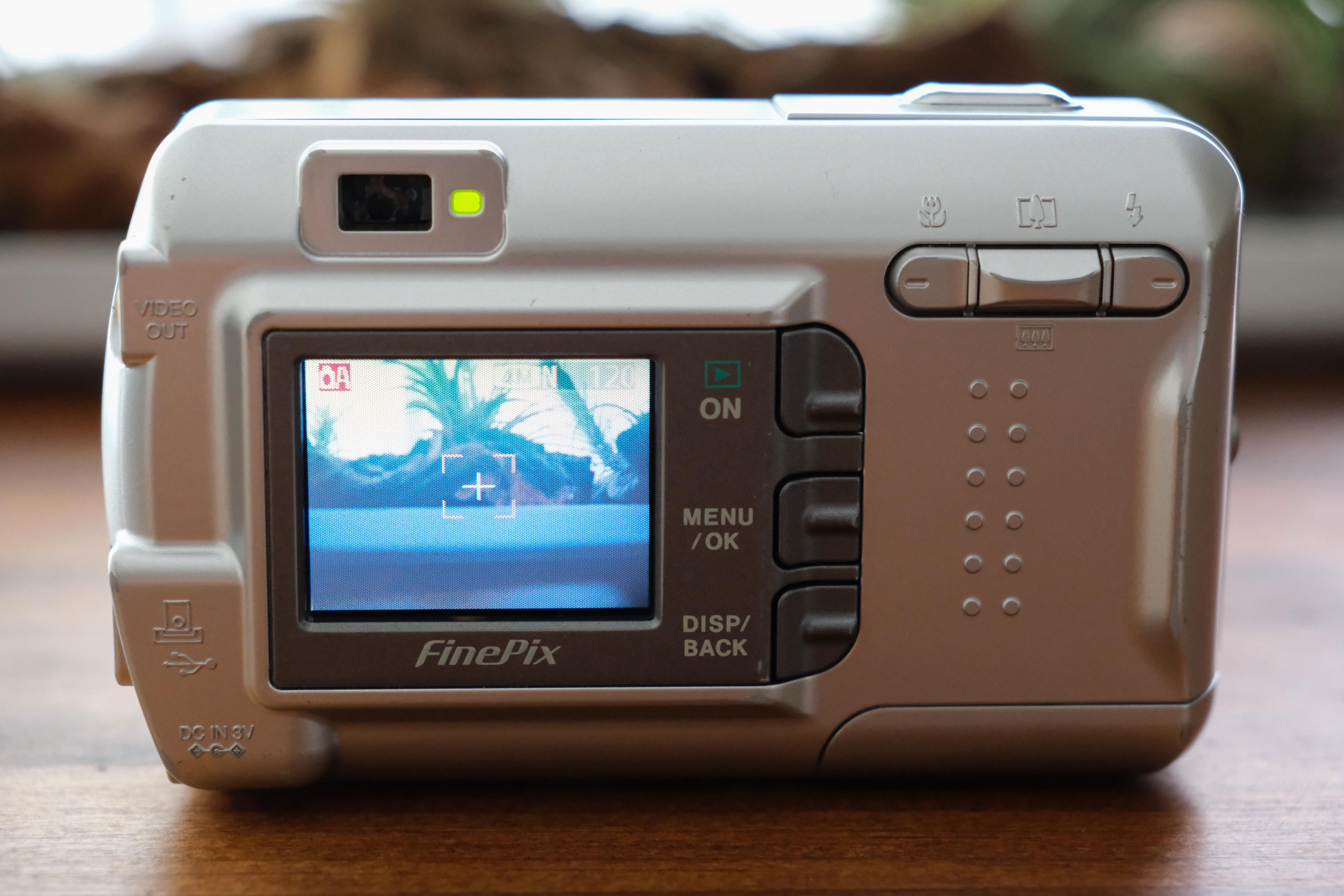 オールドコンデジの世界】FUJIFILM FinePix A340 ぽってりとした