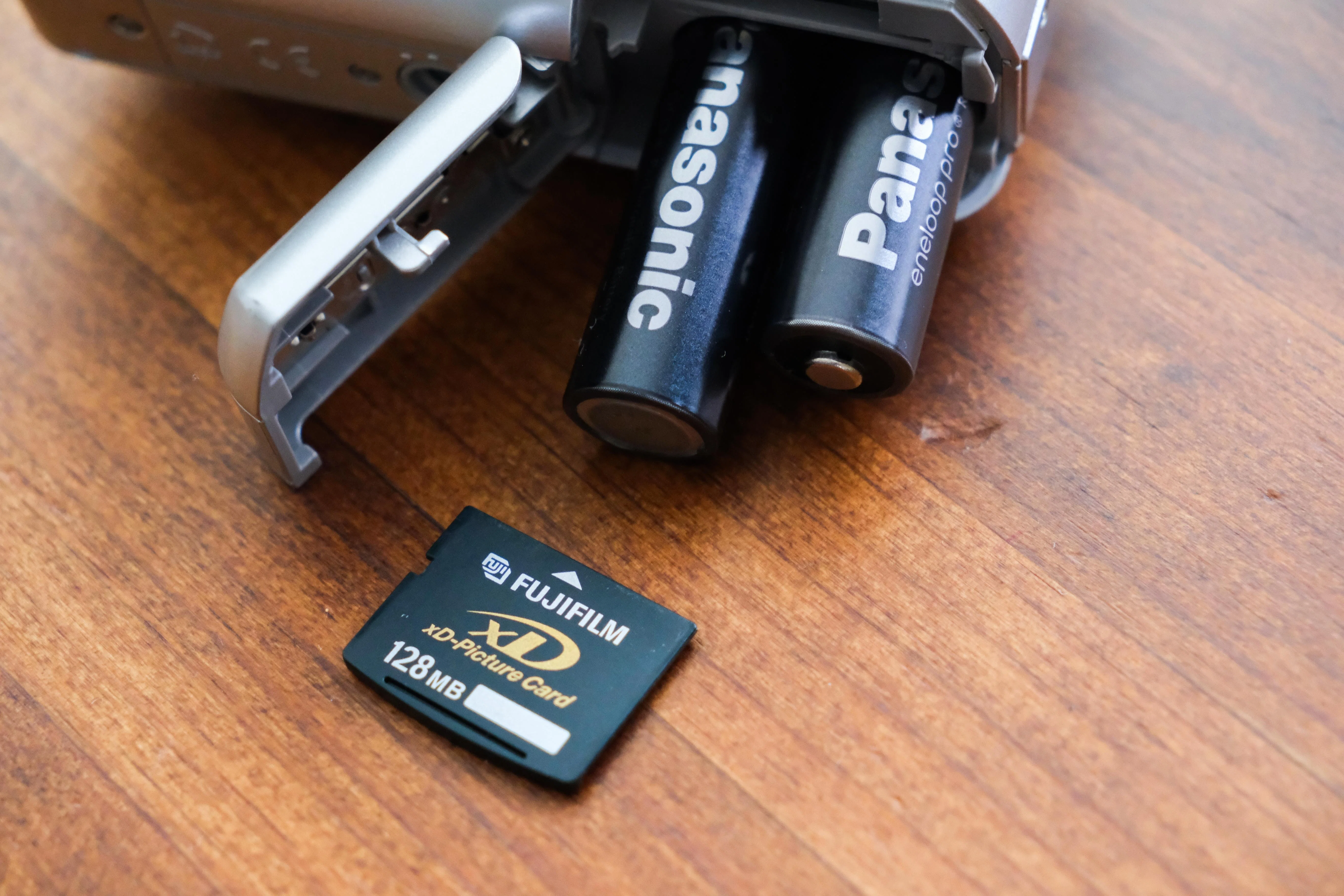 【動作確認済】FUJIFILM FinePix A340 箱付 付属品完備 オールドコンデジの世界】FUJIFILM FinePix A340 ぽってりとした
